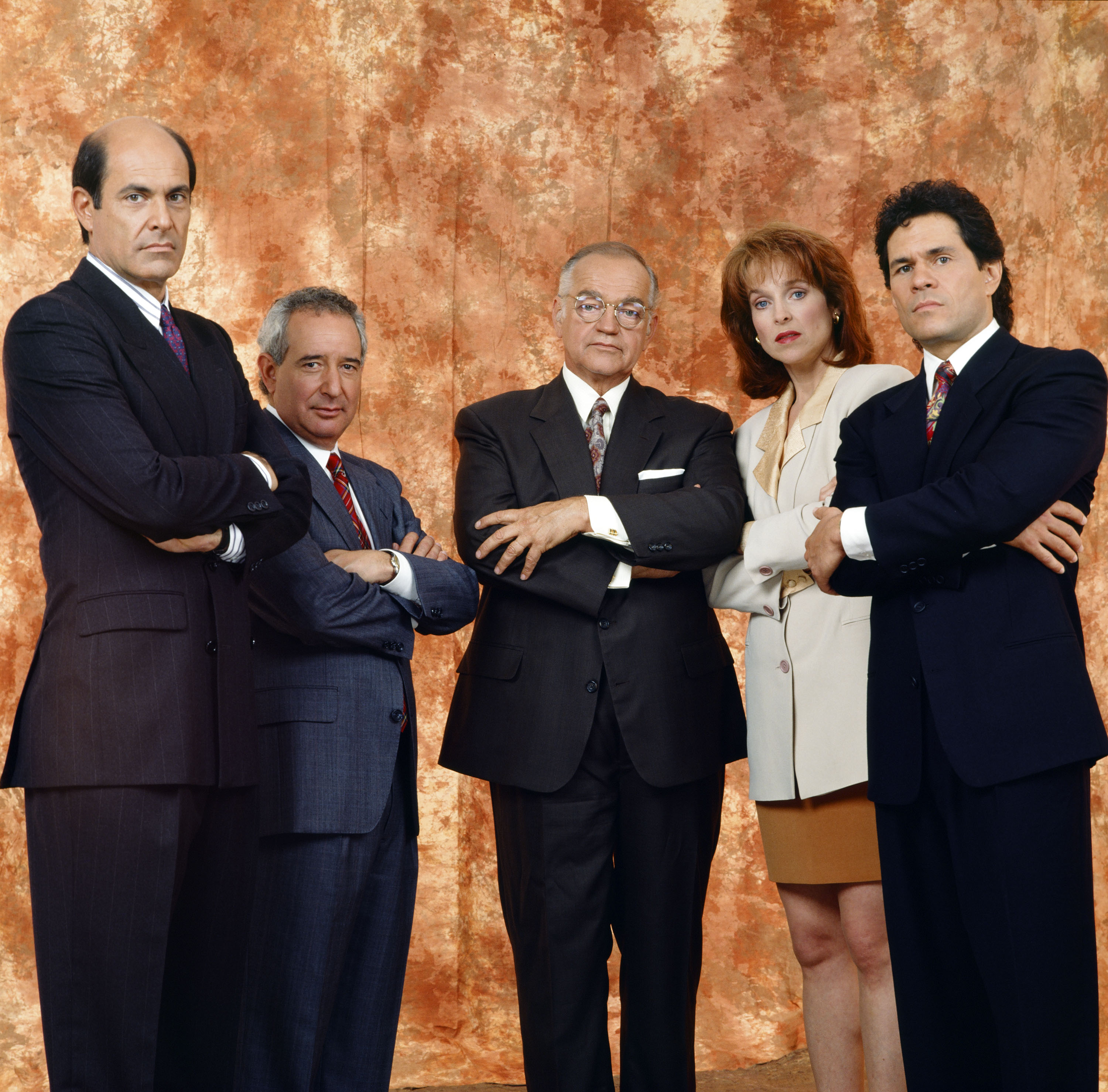 Alan Rachins als Douglas Brackman, Jr.; Michael Tucker als Stuart Markowitz; Richard Dysart als Leland McKenzie; Jill Eikenberry als Ann Kelsey; Harry Hamlin als Michael Kuzak in der Serie "L.A. Law" von 1986 | Quelle: Getty Images