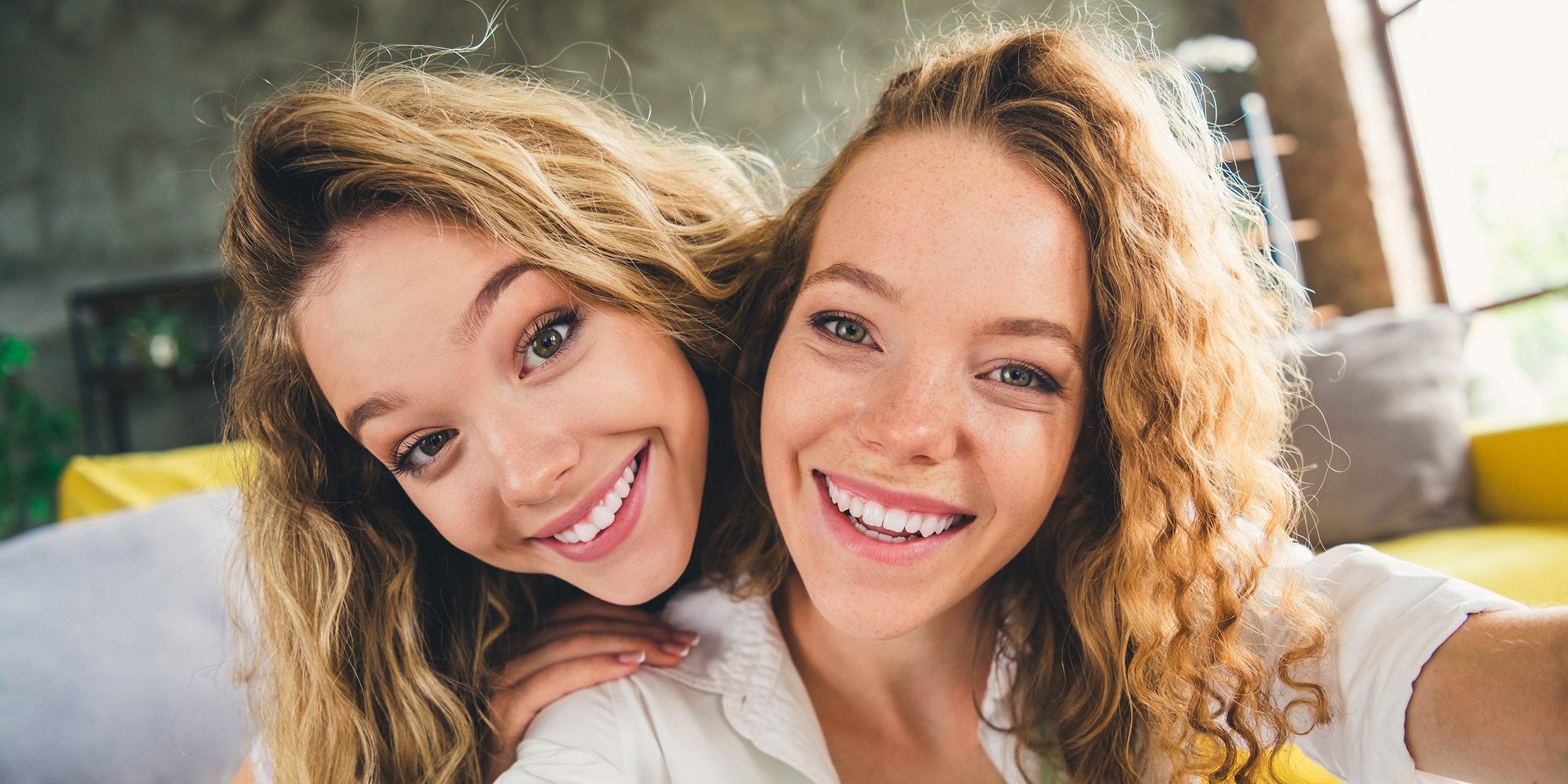 Zwei glückliche Frauen | Quelle: Shutterstock