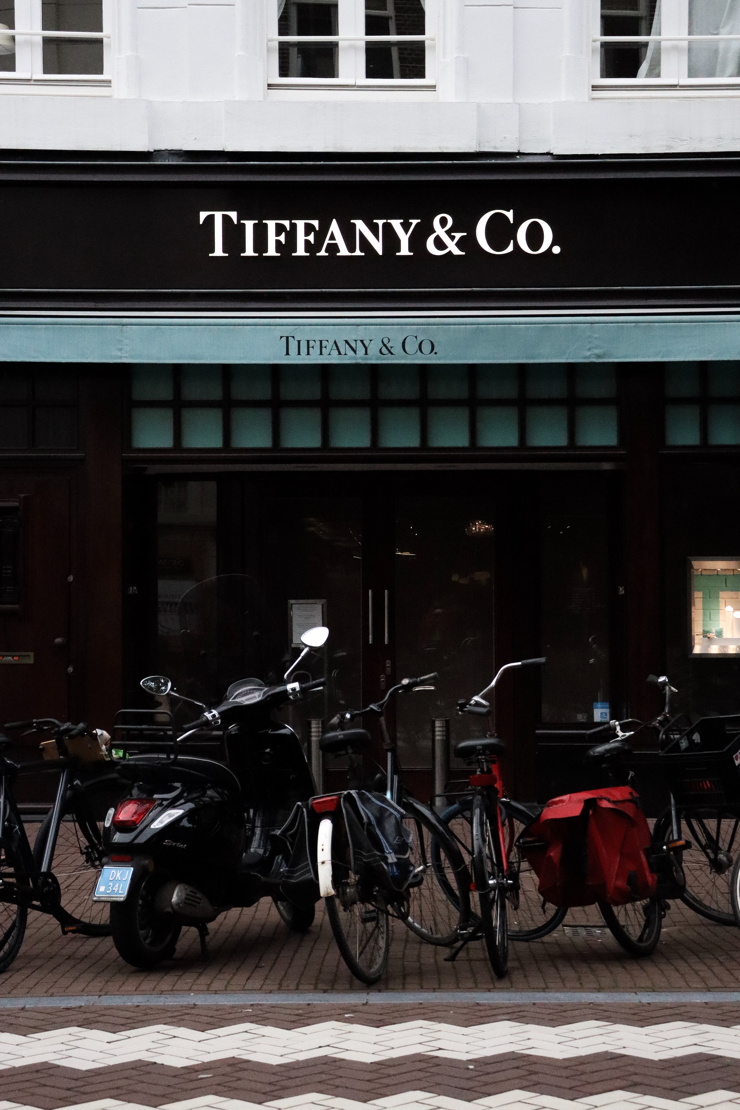 Foto von Tiffany & Co. mit Motorrollern vor der Tür | Quelle: Unsplash