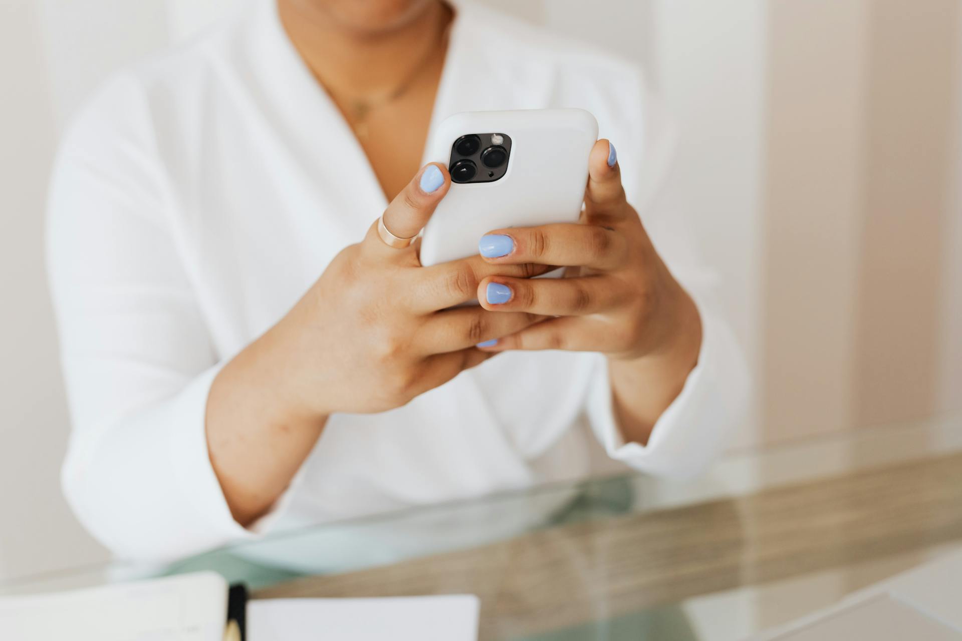 Eine Frau scrollt auf ihrem Handy | Quelle: Pexels