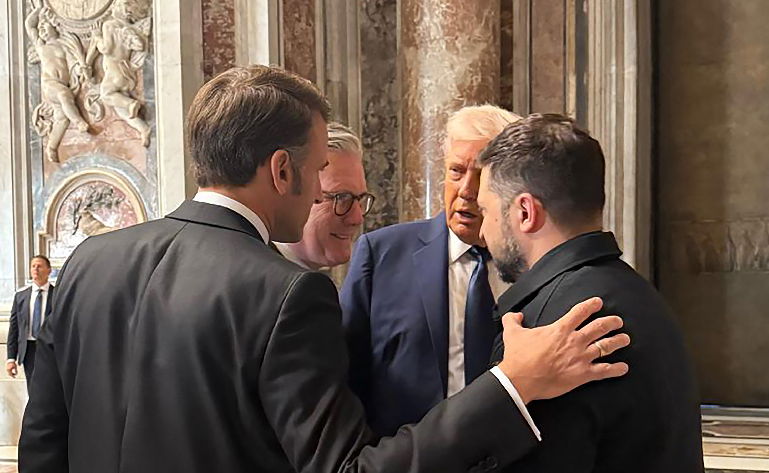 Der französische Präsident Emmanuel Macron, der britische Premierminister Keir Starmer, US-Präsident Donald Trump und der ukrainische Präsident Volodymyr Zelenskyy bei der Beerdigung von Papst Franziskus im Petersdom in Vatikanstadt am 26. April 2025. | Quelle: Getty Images