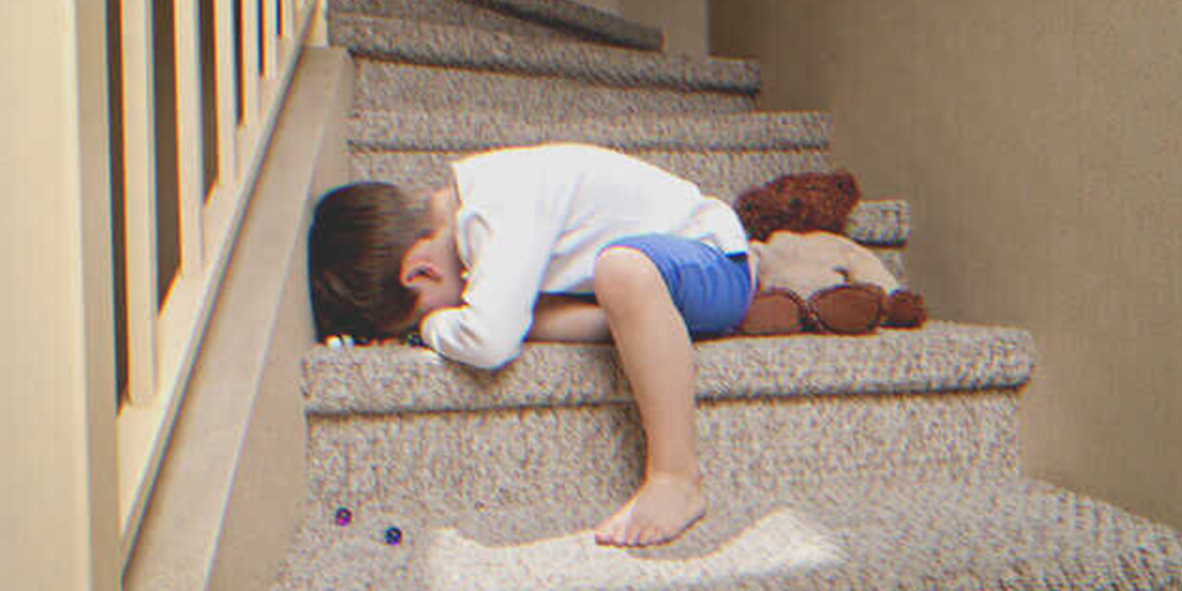 Ein weinender Junge auf der Treppe des Hauses | Quelle: Shutterstock