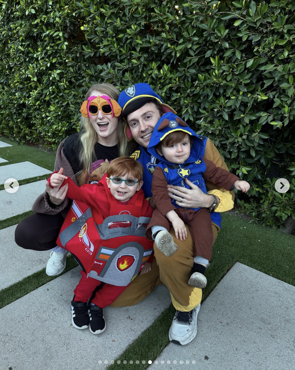 Meghan Trainor und Daryl Sabara sind hier mit ihren Söhnen Riley und Barry zu sehen, vom 3. November 2024 | Quelle: Instagram/meghantrainor