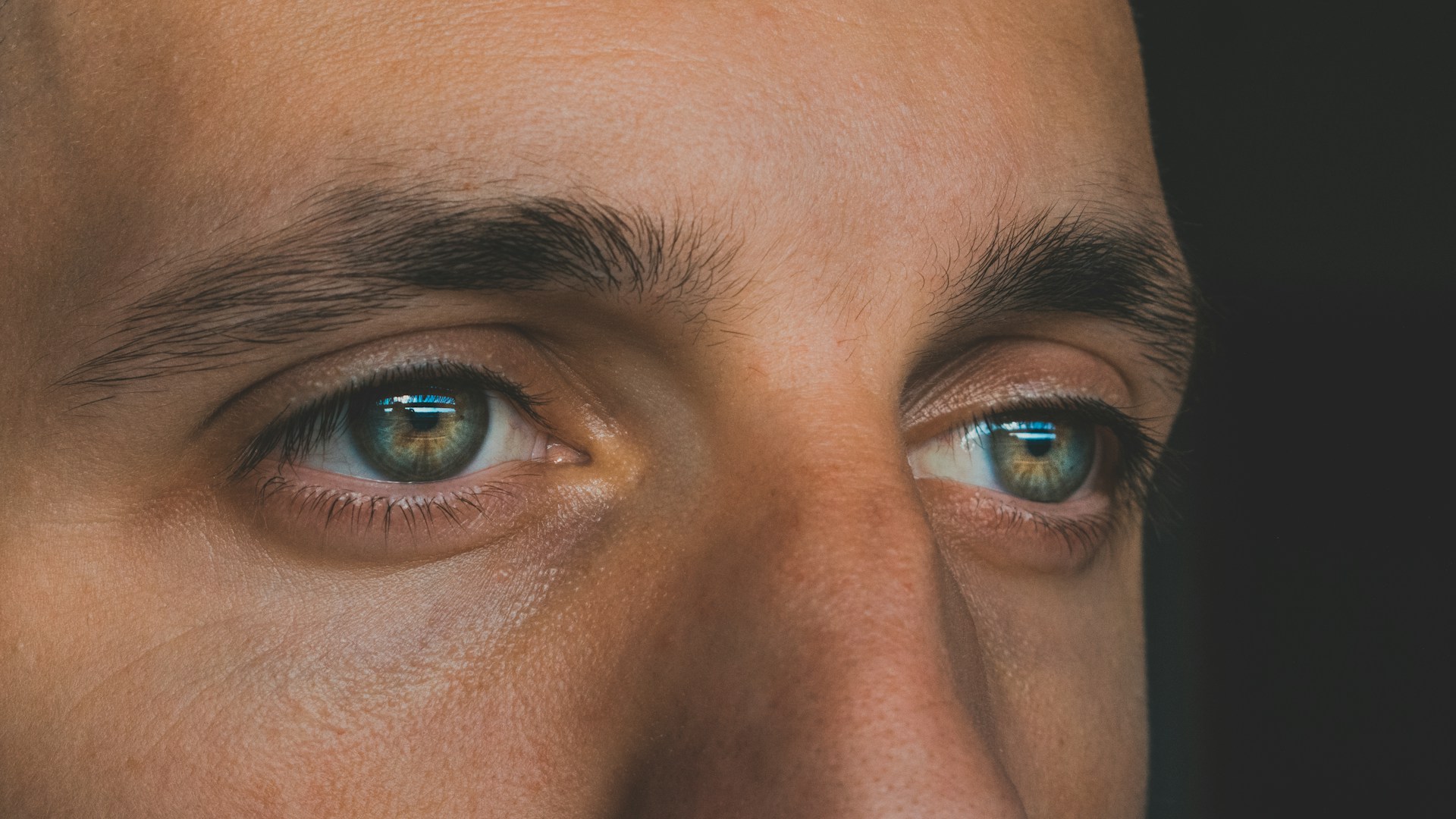 Eine Nahaufnahme der Augen eines Mannes | Quelle: Unsplash