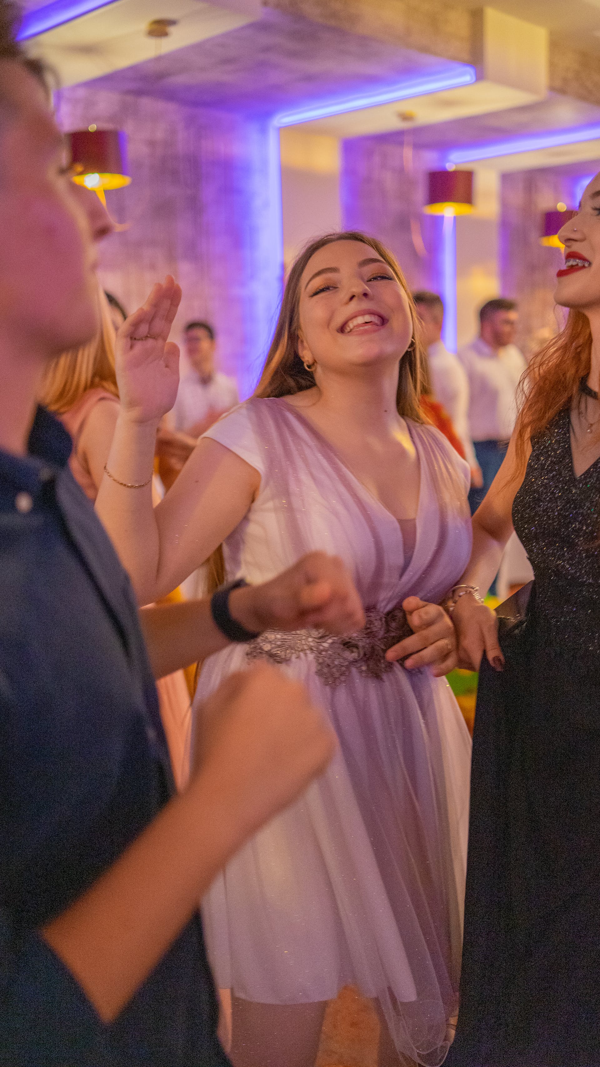 Eine Frau tanzt auf einer Hochzeitsfeier | Quelle: Pexels