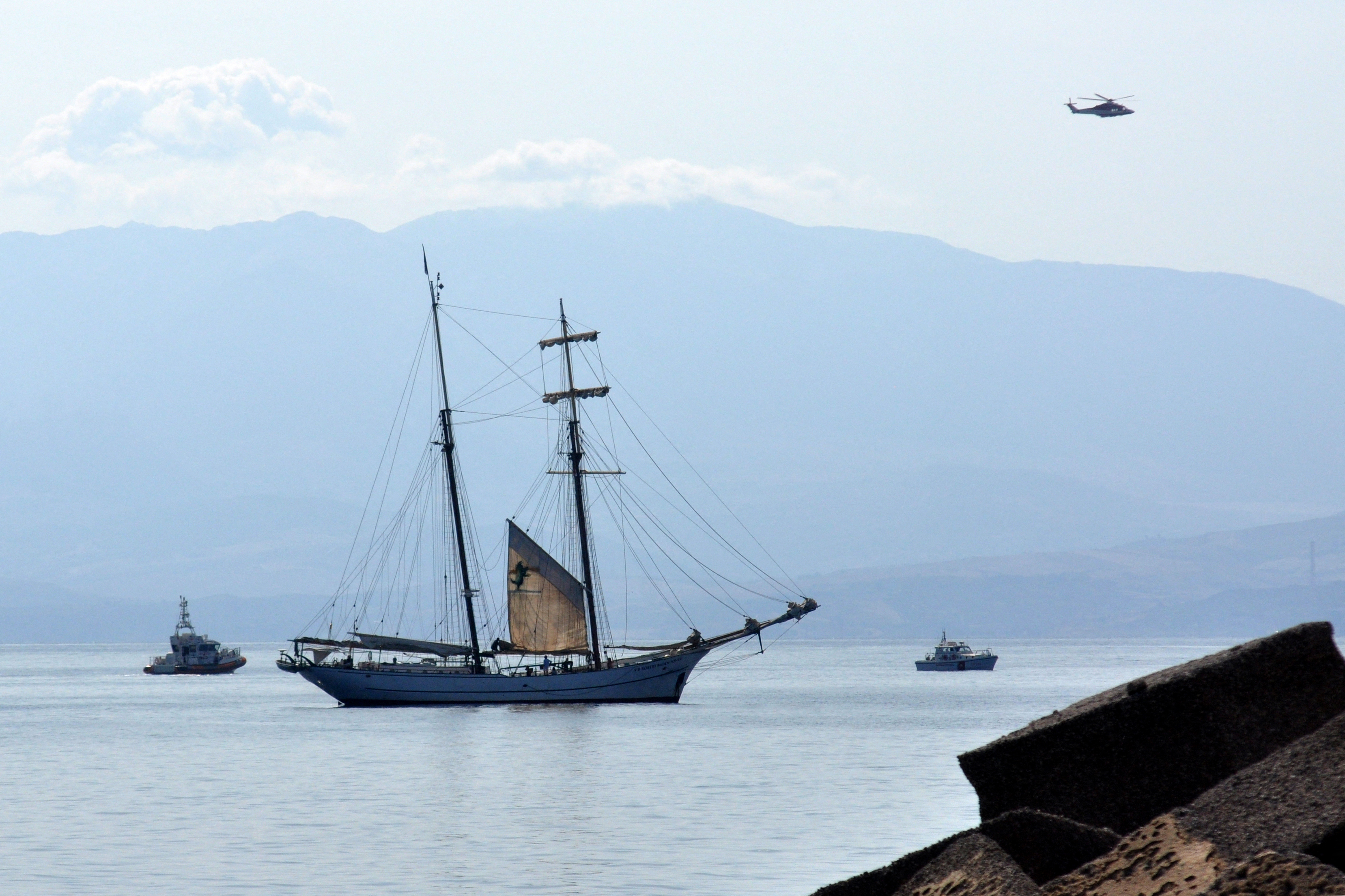 Die Küstenwache, italienische Feuerwehrboote und ein Feuerwehrhubschrauber suchen nach vermissten Passagieren, nachdem die Luxusyacht Bayesian vor Porticello, Sizilien, gesunken ist | Quelle: Getty Images