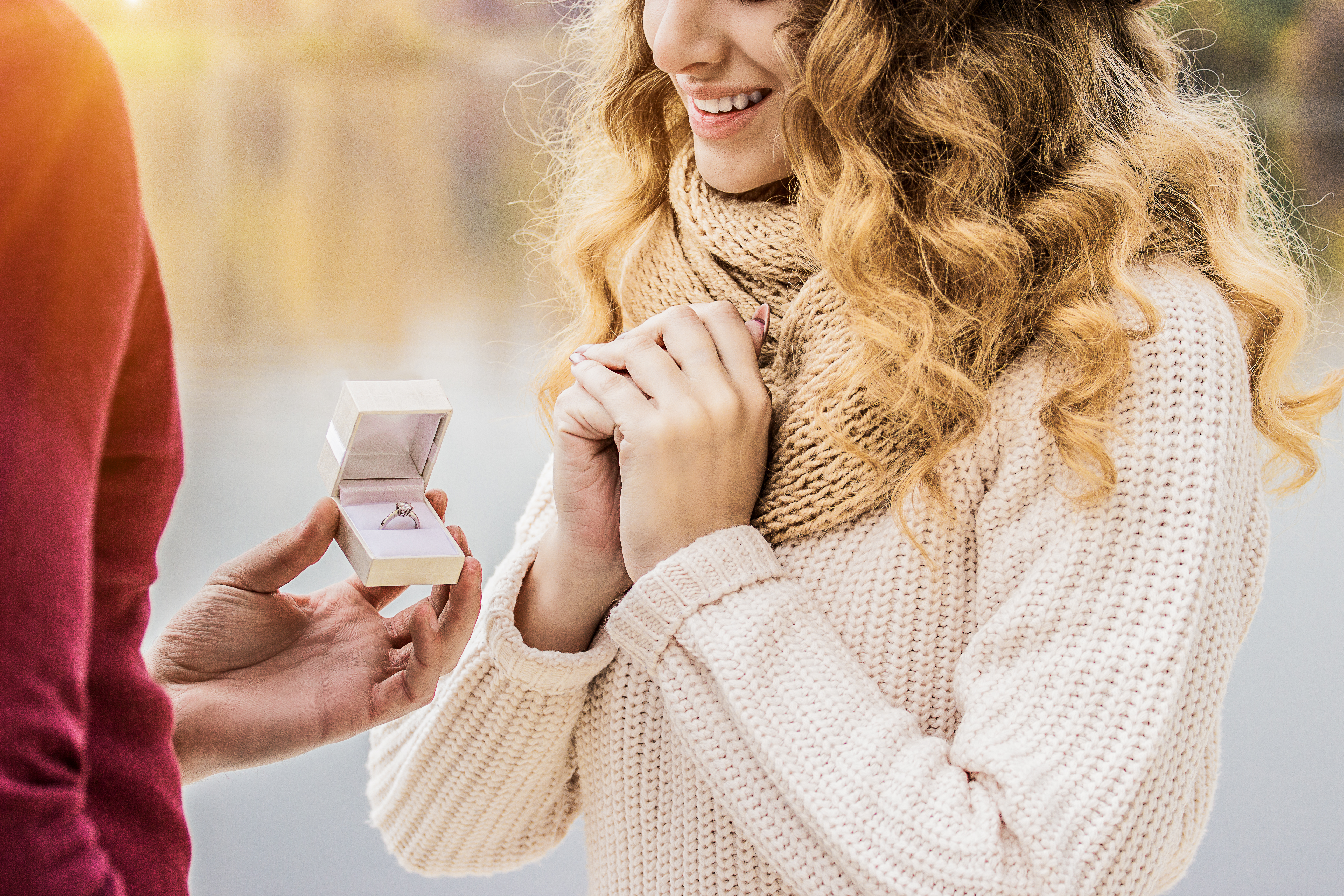 Ein Bildausschnitt eines jungen Mannes, der seiner Freundin einen Heiratsantrag macht | Quelle: Shutterstock