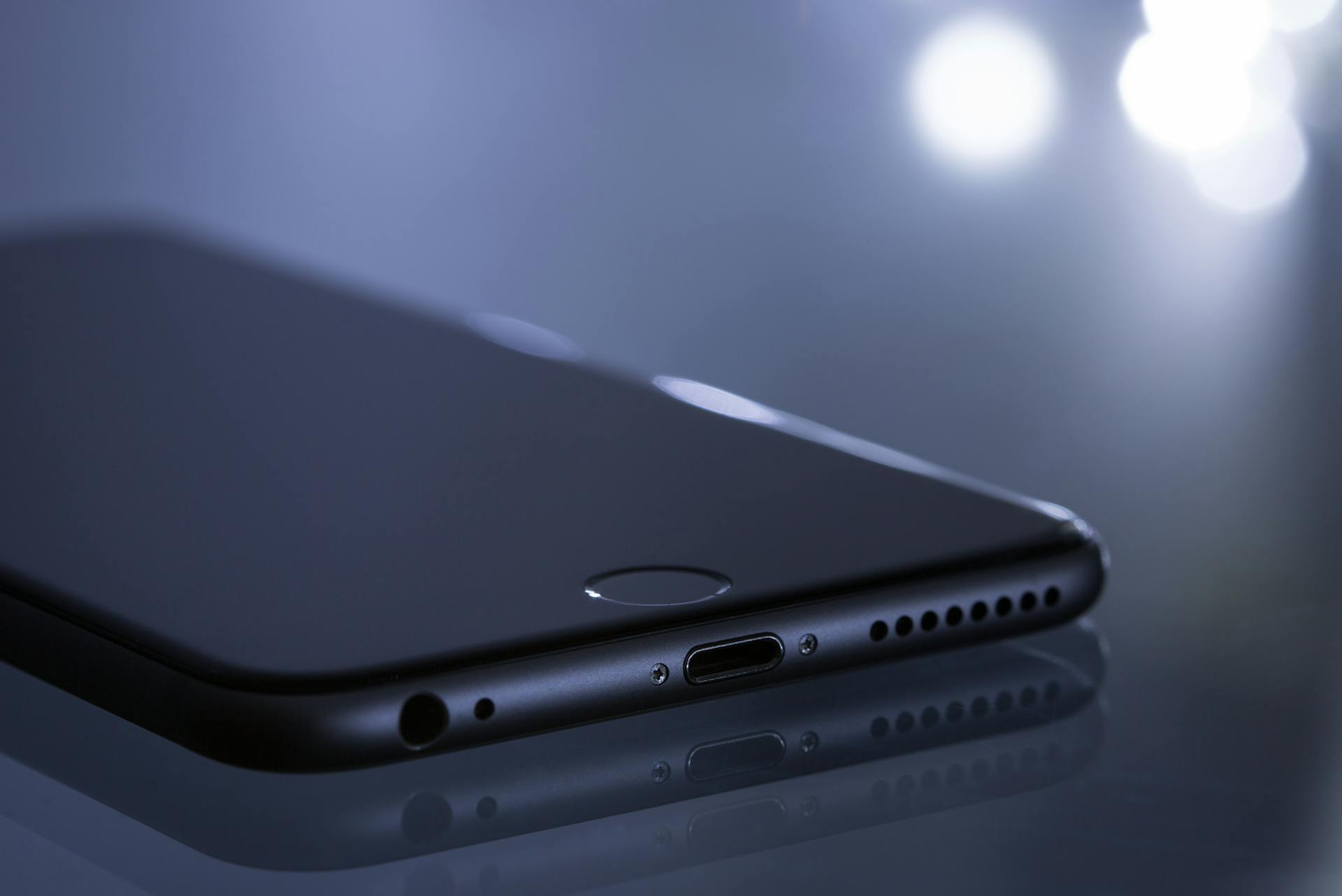 Ein Mobiltelefon auf einem Tisch | Quelle: Pexels