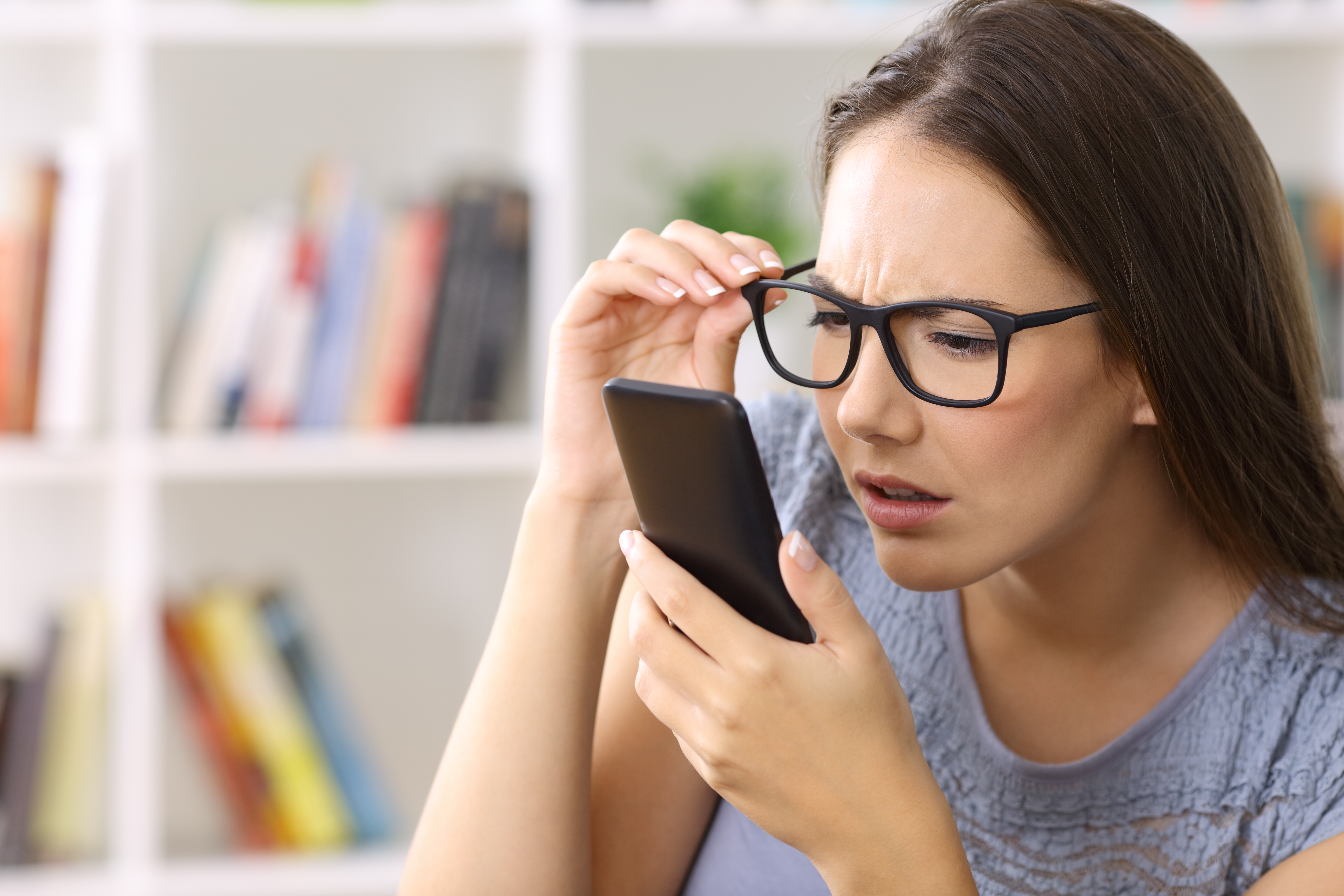 Eine Frau, die online interessante Dinge findet | Quelle: Getty Images