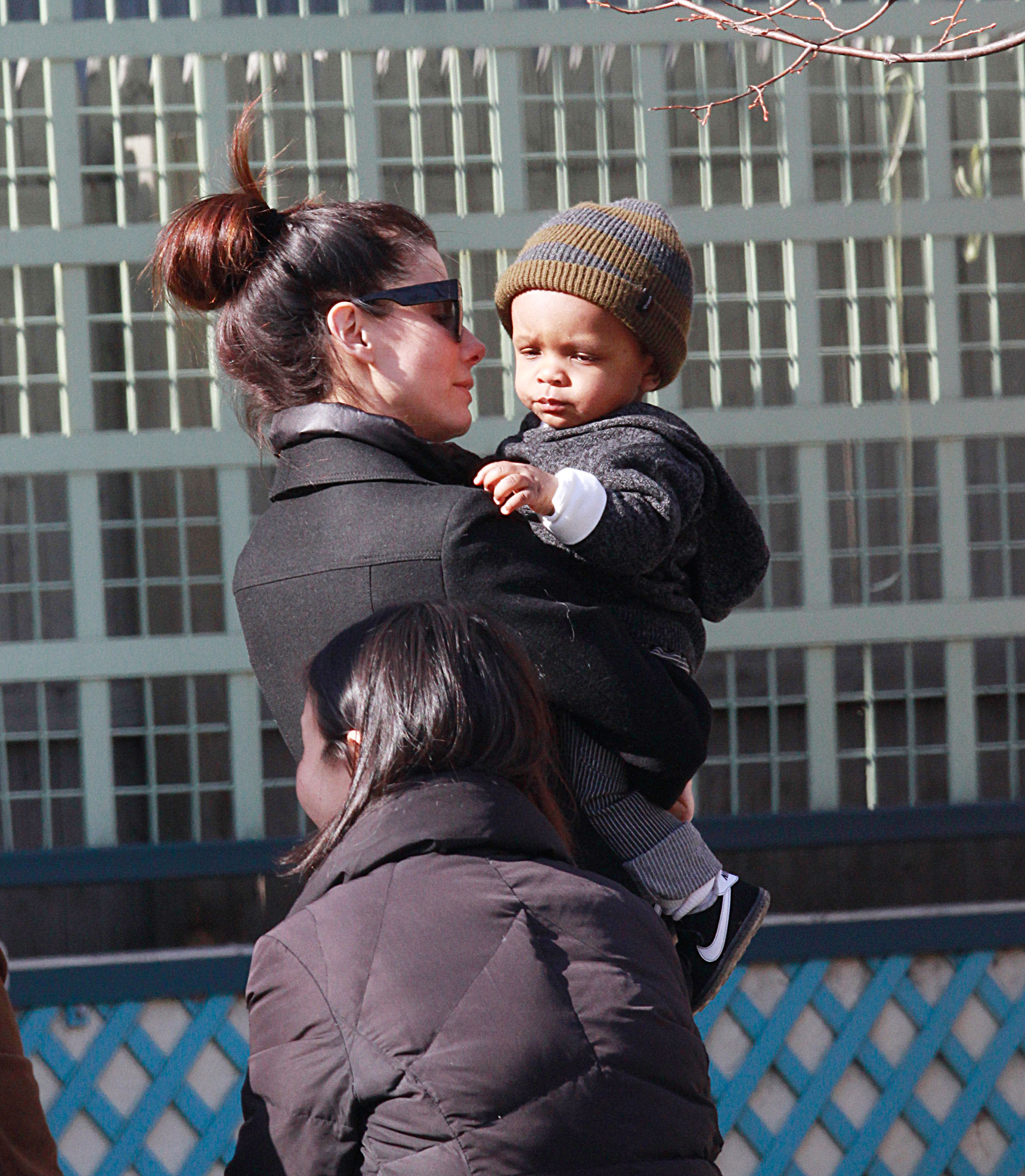 Sandra Bullock schwärmte ganz offen von ihrer Bindung zu Louis, kurz nachdem seine Adoption öffentlich bekannt geworden war. Bei diesem Ausflug spazierten sie und ihr Sohn am 20. März 2011 durch die Straßen von Manhattan in New York City, New York. | Quelle: Getty Images
