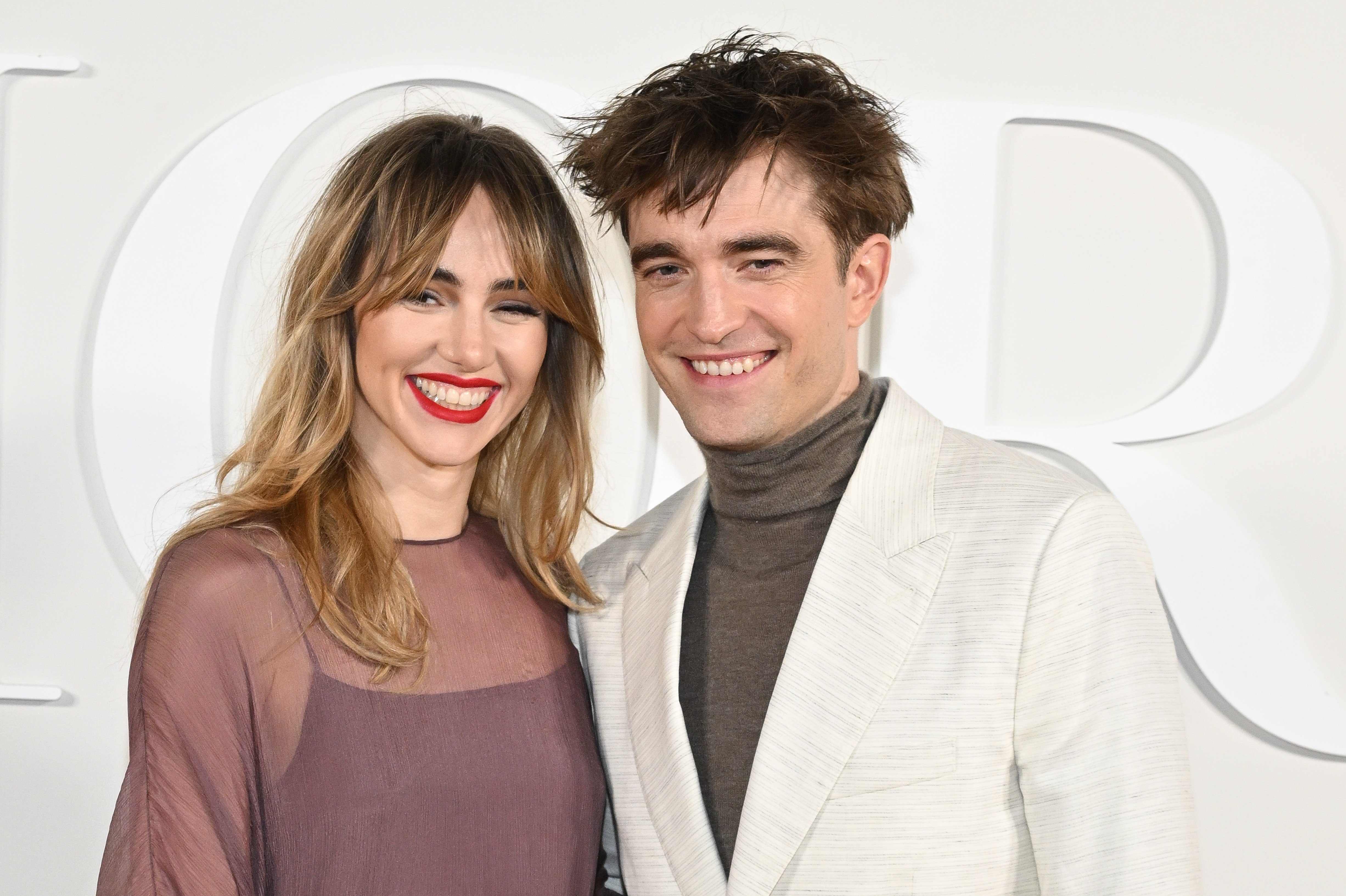 Suki Waterhouse und Robert Pattinson besuchen die Dior Fall Menswear Show in Giza, Ägypten am 03. Dezember 2022. | Quelle: Getty Images