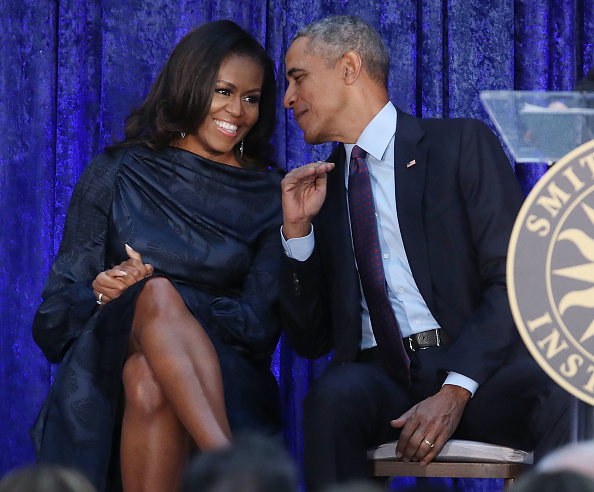Barack und Michelle Obama erleben einen zärtlichen Moment während ihrer Zeit im Weißen Haus – eine Zeit, die den Beginn des 13-jährigen Abschnitts markierte, an den sie in ihrer emotionalen Familienankündigung zurückerinnerten. | Quelle: Getty Images