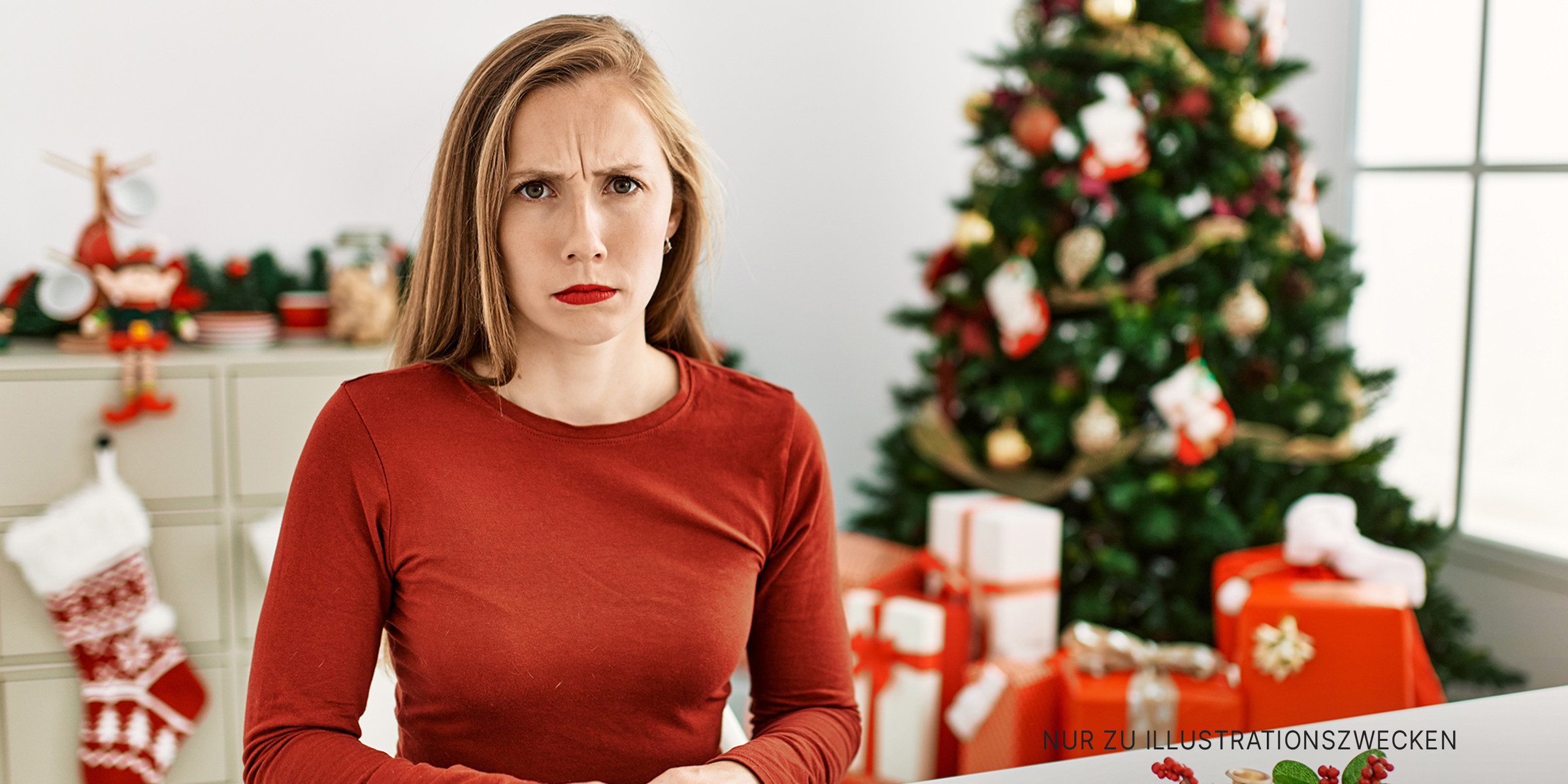 Eine wütende Frau, die vor einem Weihnachtsbaum steht | Quelle: Shutterstock