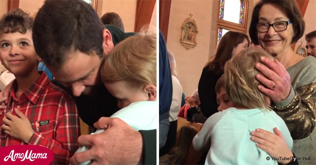 Der Vater filmte sein kleines Mädchen, das alle in der Kirche umarmte