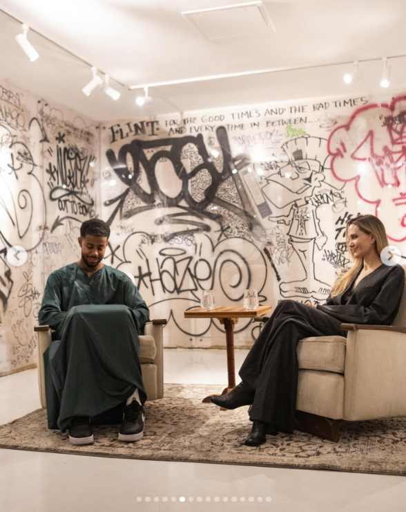 Mustafa und Angelina Jolie diskutieren vor den Gästen im Atelier Jolie in New York City, gepostet im September 2024 | Quelle: Instagram.com/atelierjolieofficial