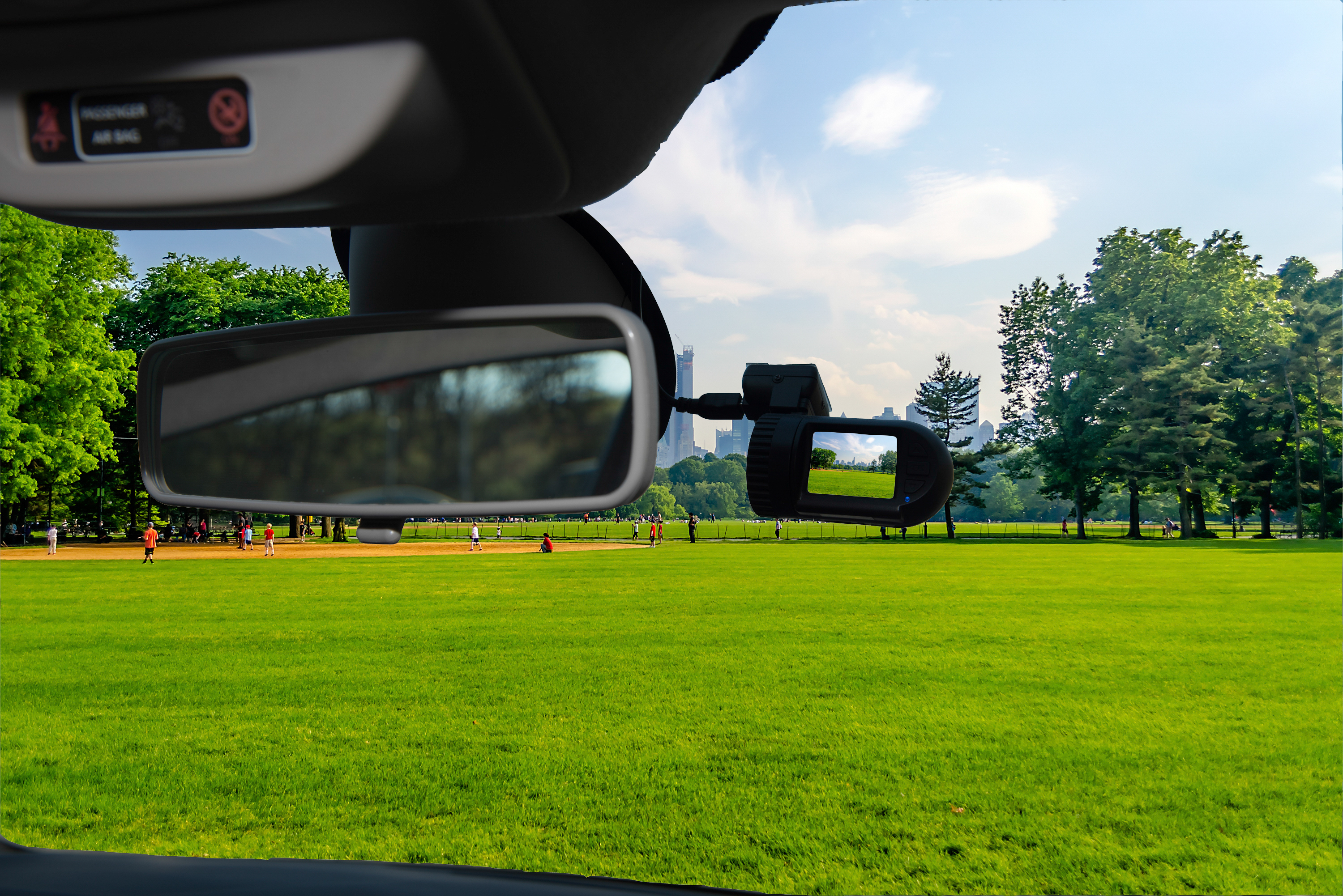 Eine Dashcam-Autokamera, die an einer Windschutzscheibe installiert ist | Quelle: Getty Images
