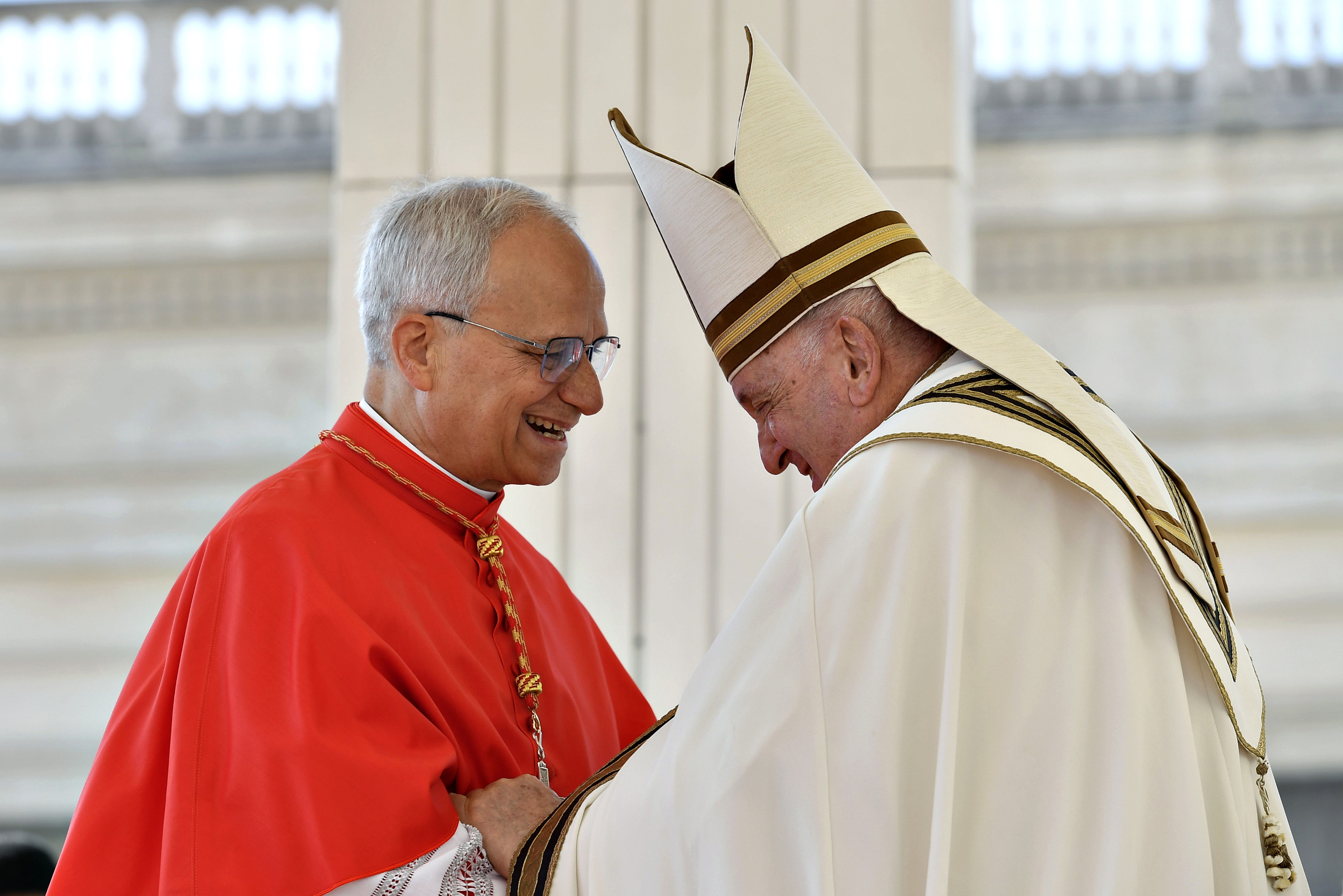 Papst Leo und der verstorbene Papst Franziskus, nachdem Papst Franziskus ihn am 30. September 2023 in der Vatikanstadt im Rahmen des ordentlichen öffentlichen Konsistoriums zur Ernennung neuer Kardinäle zum damals neuen Kardinal ernannt hatte. | Quelle: Getty Images