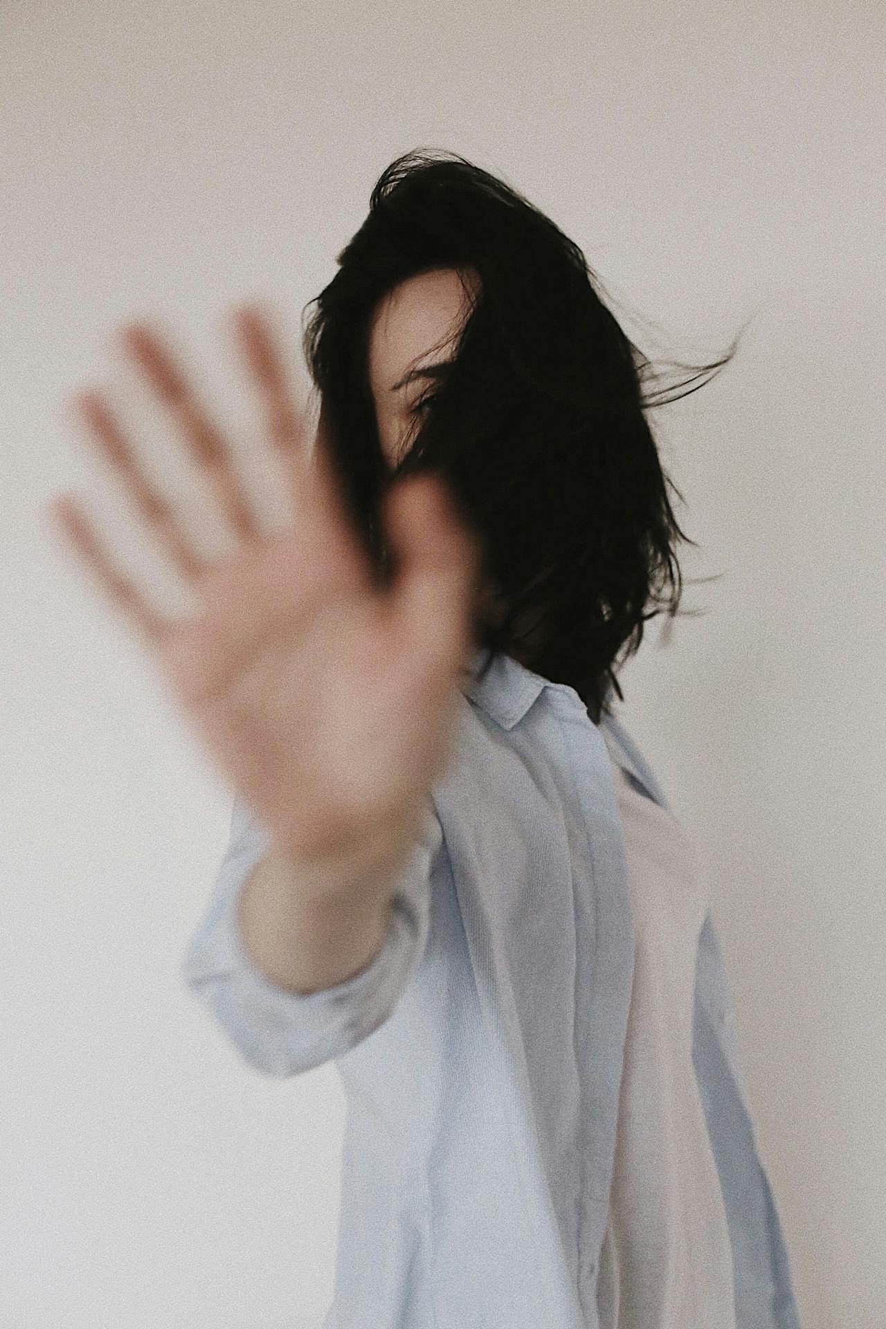 Eine Frau winkt mit der Hand | Quelle: Pexels