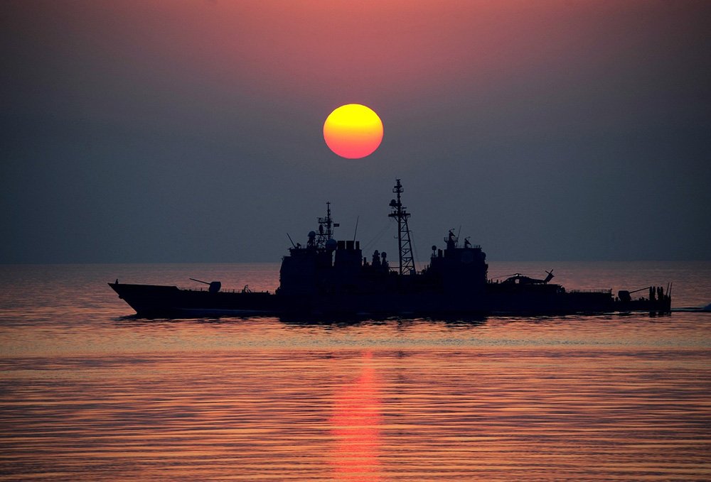 Ein Marineschiff bewegt sich bei Sonnenuntergang in ruhigen Gewässern. I Quelle: Pixabay