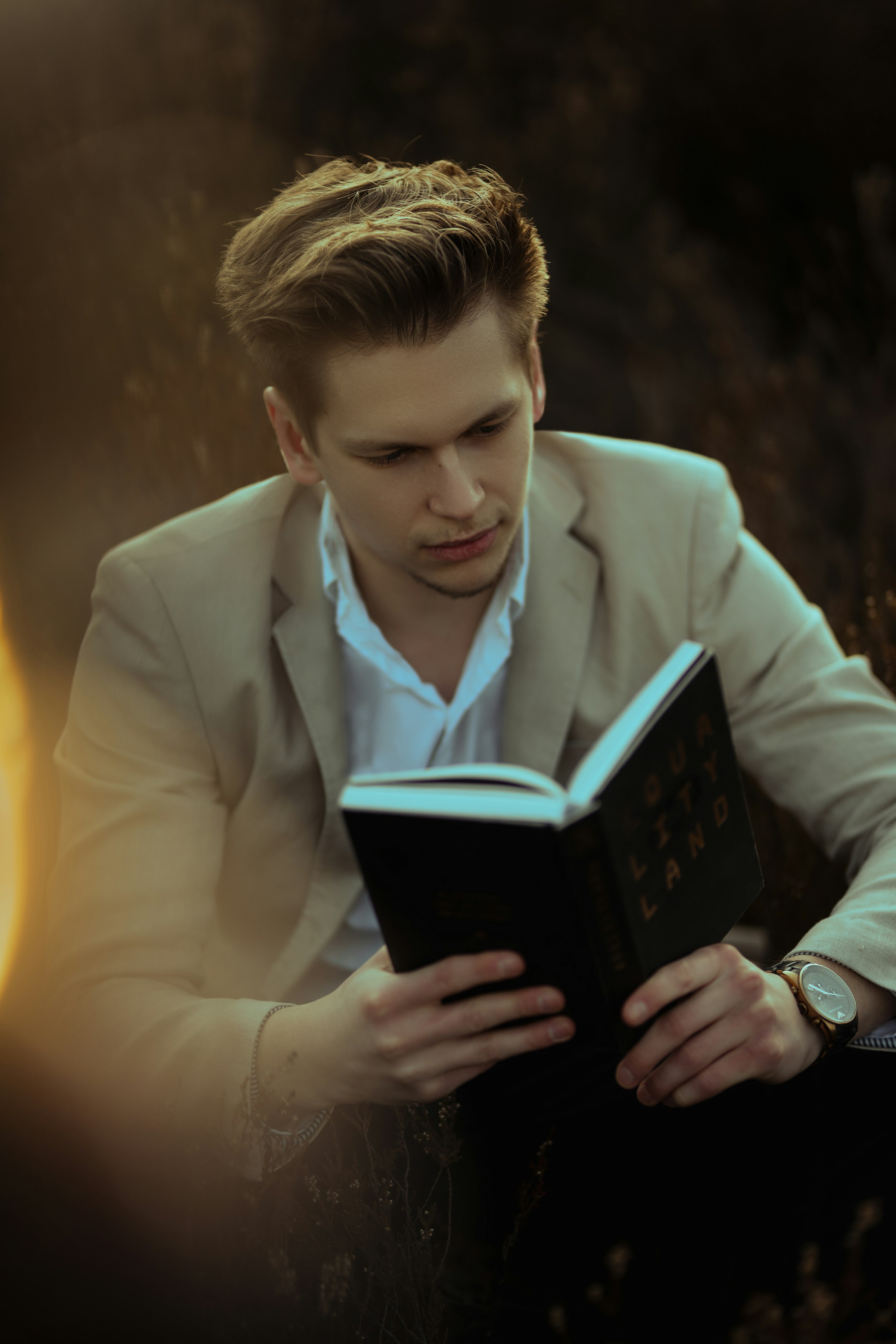 Ein Mann liest ein Buch | Quelle: Unsplash