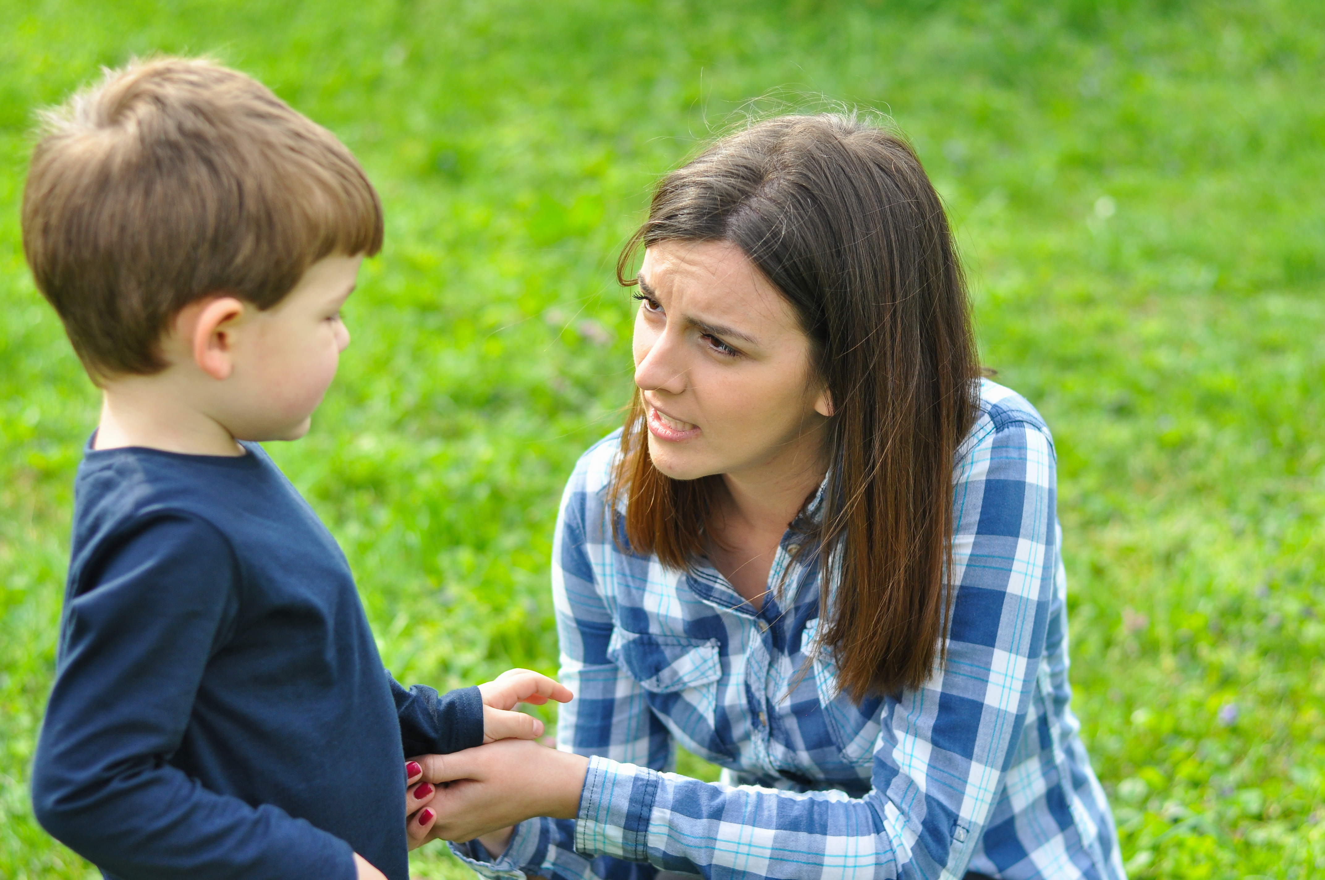 Eine Frau spricht mit einem kleinen Jungen | Quelle: Shutterstock