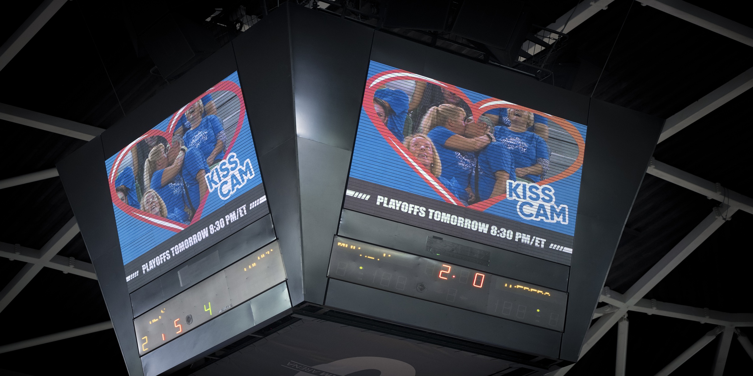 Ein küssendes Paar auf einer Kiss Cam | Quelle: Getty Images