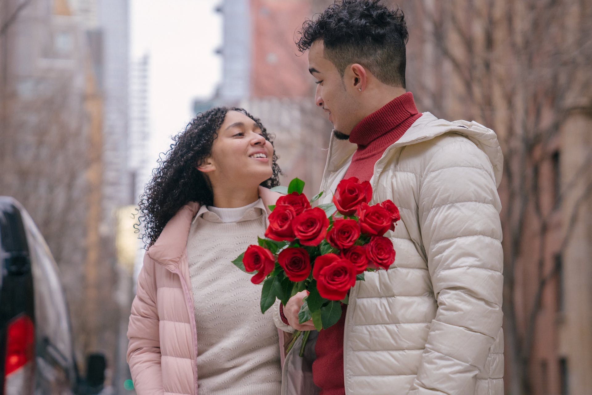 Mann hält rote Rosen für seine Geliebte | Quelle: Pexels