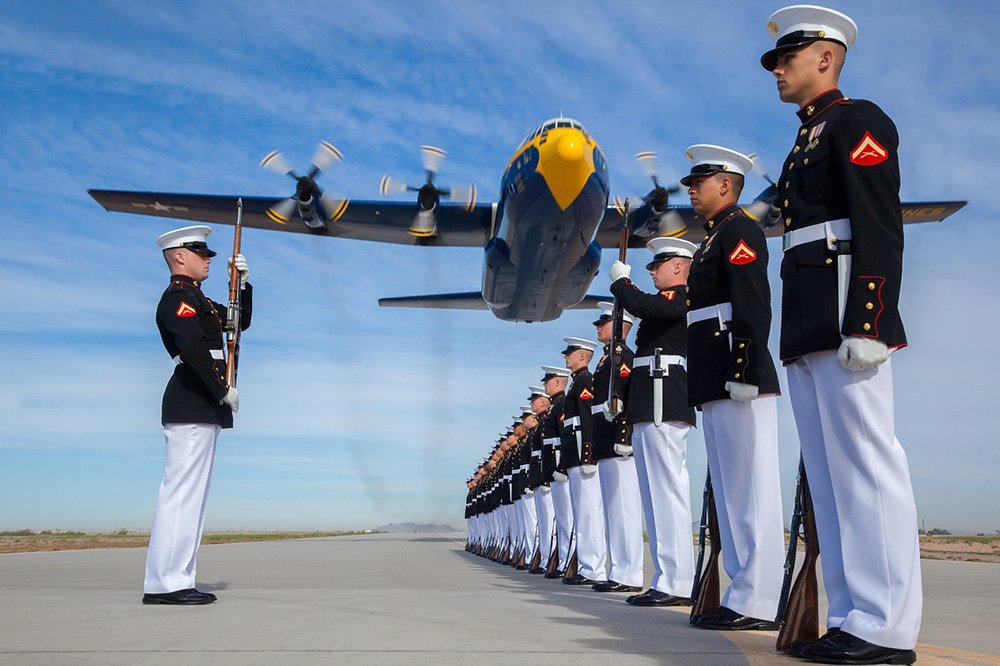 Navy-Studenten werden in einer militärischen Einrichtung ausgebildet, während ein Armeeflugzeug abhebt. I Quelle: Pixabay