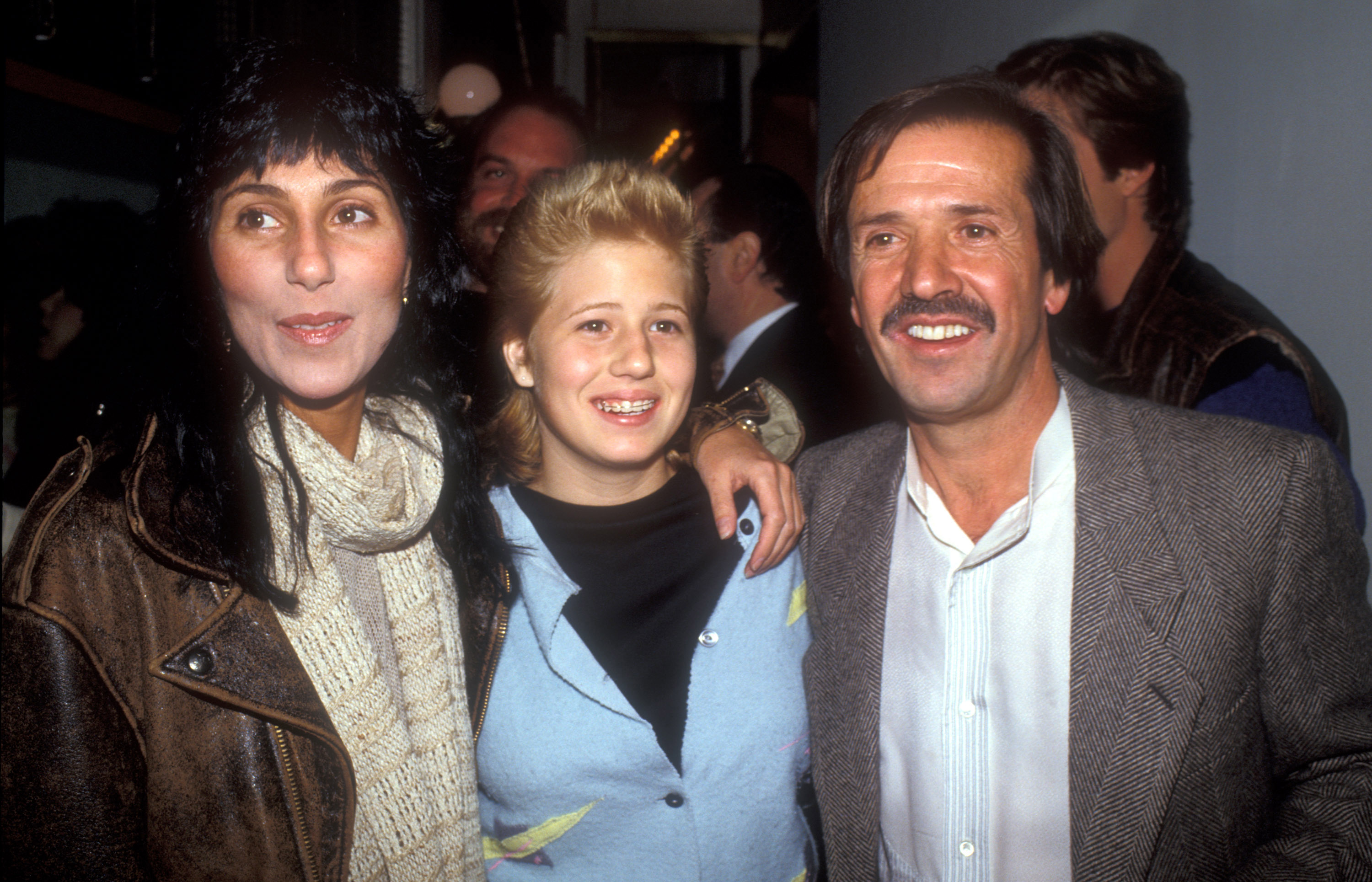 Cher, Chastity Bono und Sonny Bono im Jahr 1983. | Quelle: Getty Images