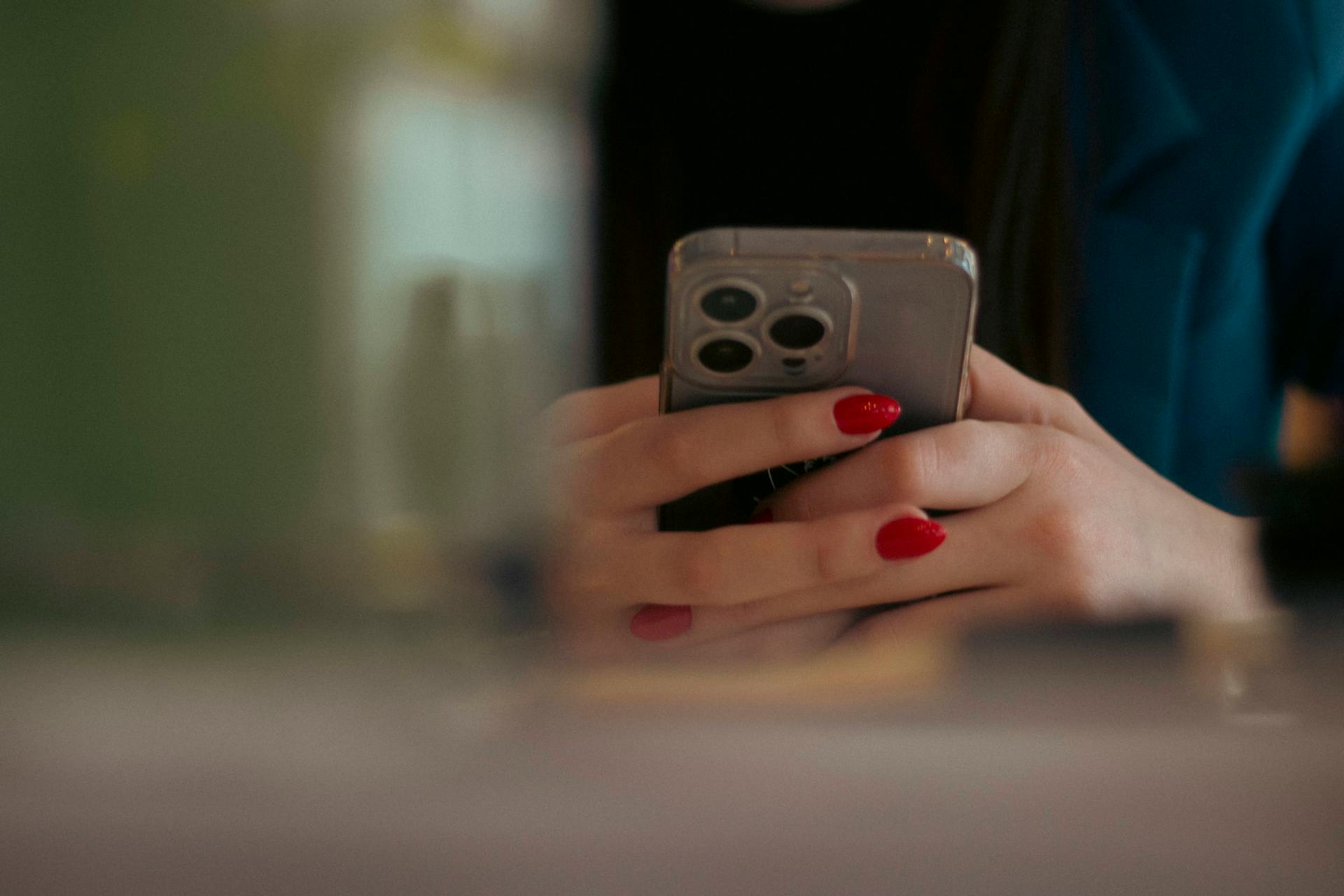 Eine Frau, die ihr Telefon benutzt | Quelle: Pexels