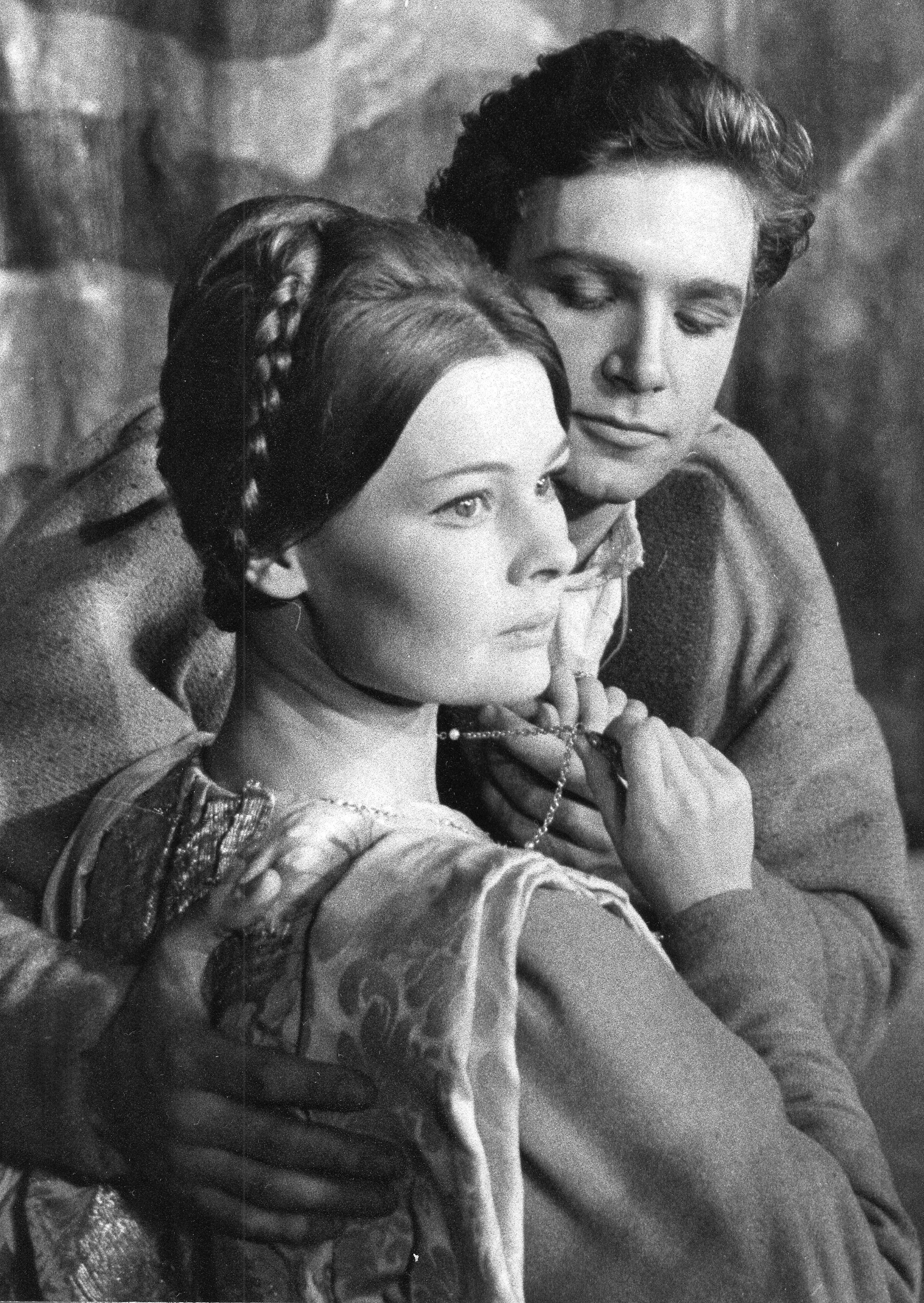 Judi Dench und John Stride als Romeo und Julia im Oktober 1960. | Quelle: Getty Images