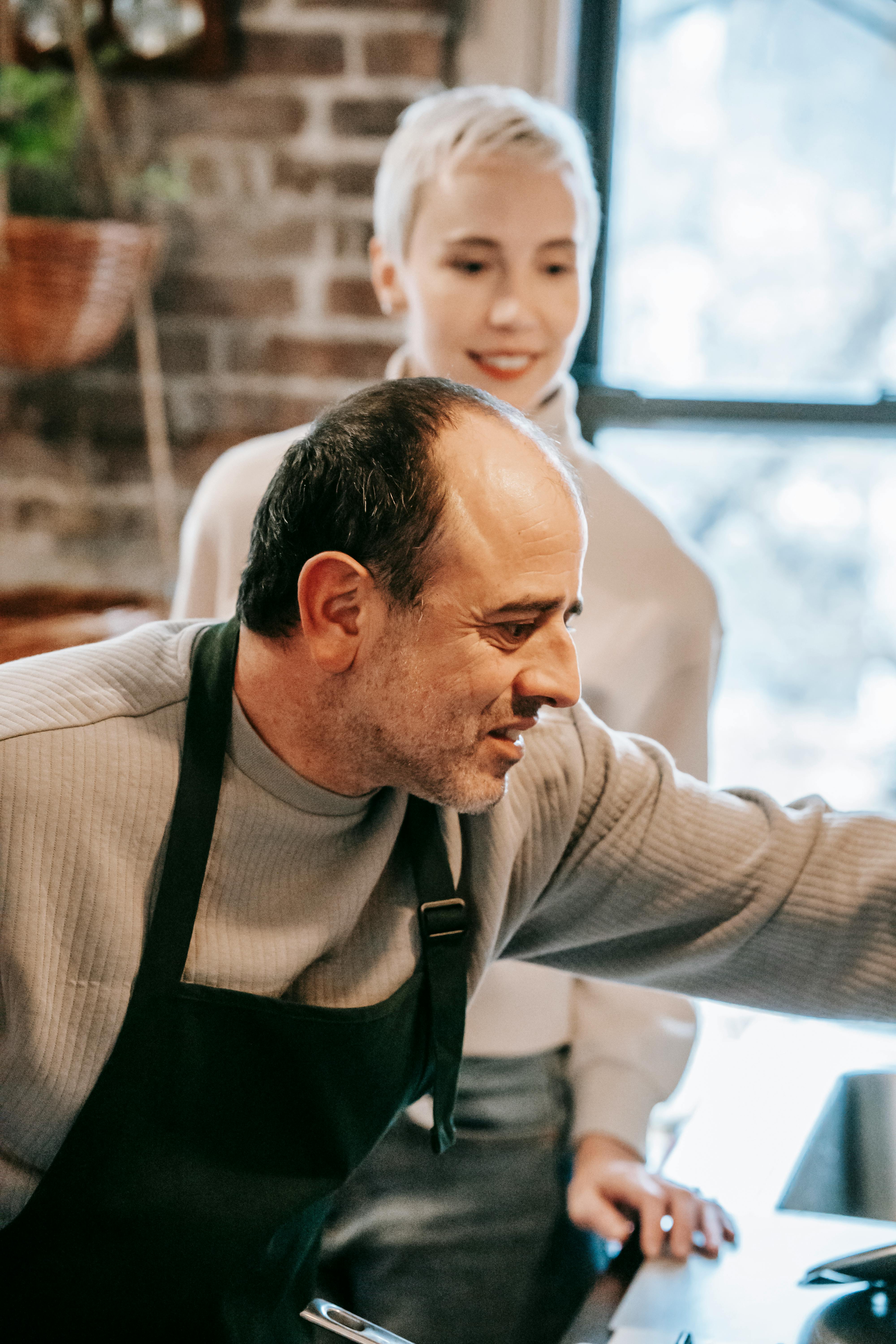 Paar mittleren Alters beim Kochen | Quelle: Pexels