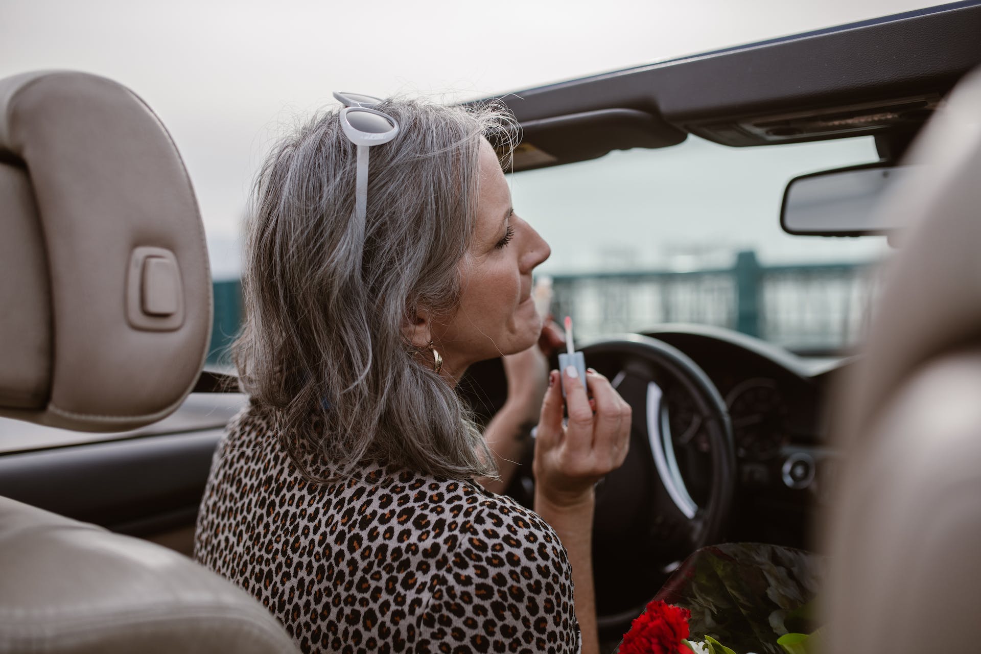 Ältere Frau im Auto | Quelle: Unsplash
