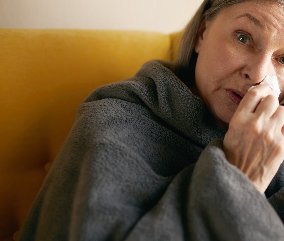 Eine Frau wischt sich die Tränen mit einem Taschentuch ab | Quelle: Freepik