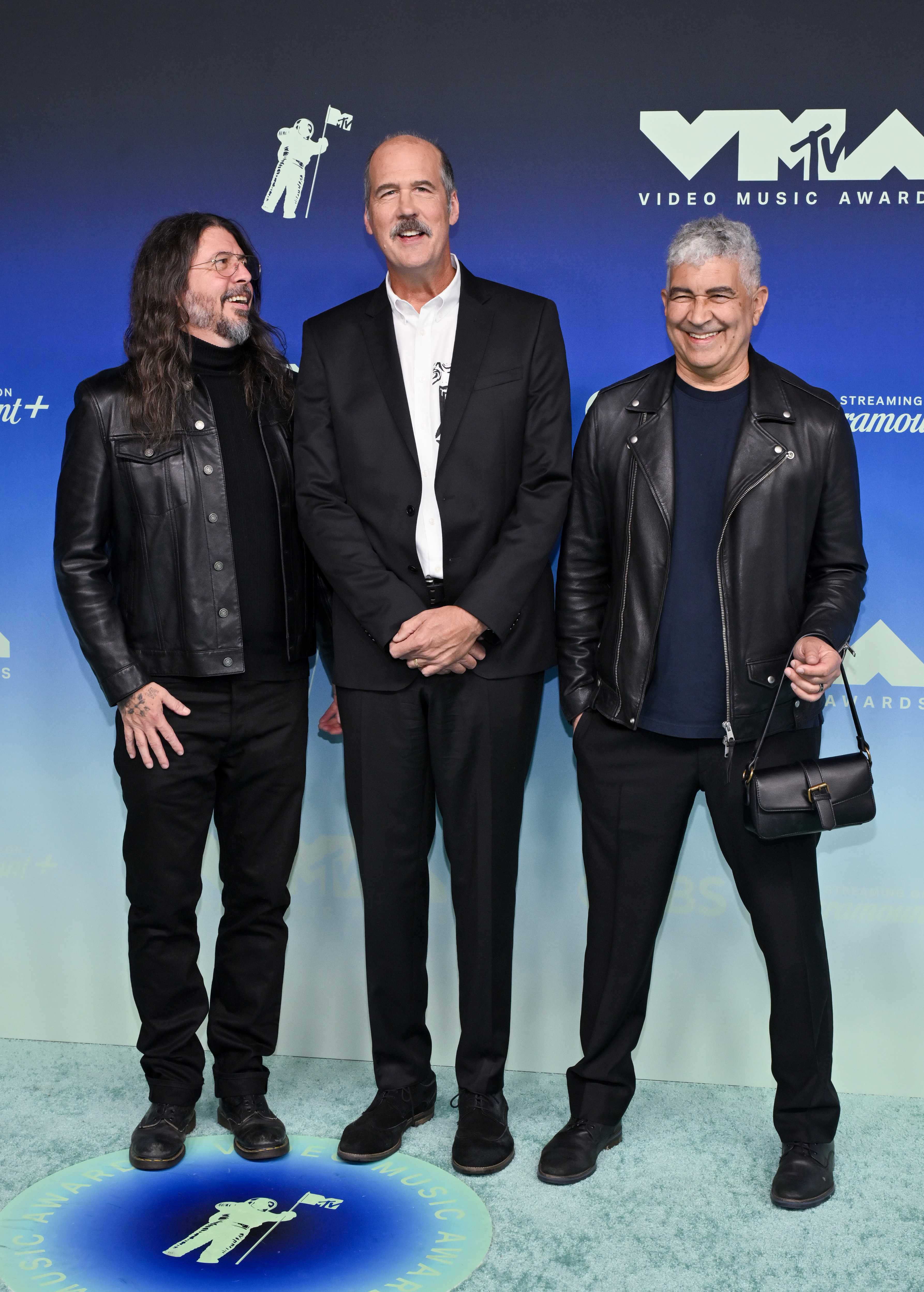 Dave Grohl, Krist Novoselic und Pat Smear posieren gemeinsam bei den MTV Video Music Awards 2026, bevor sie den Video Vanguard Award für Nirvana entgegennehmen. | Quelle: Getty Images