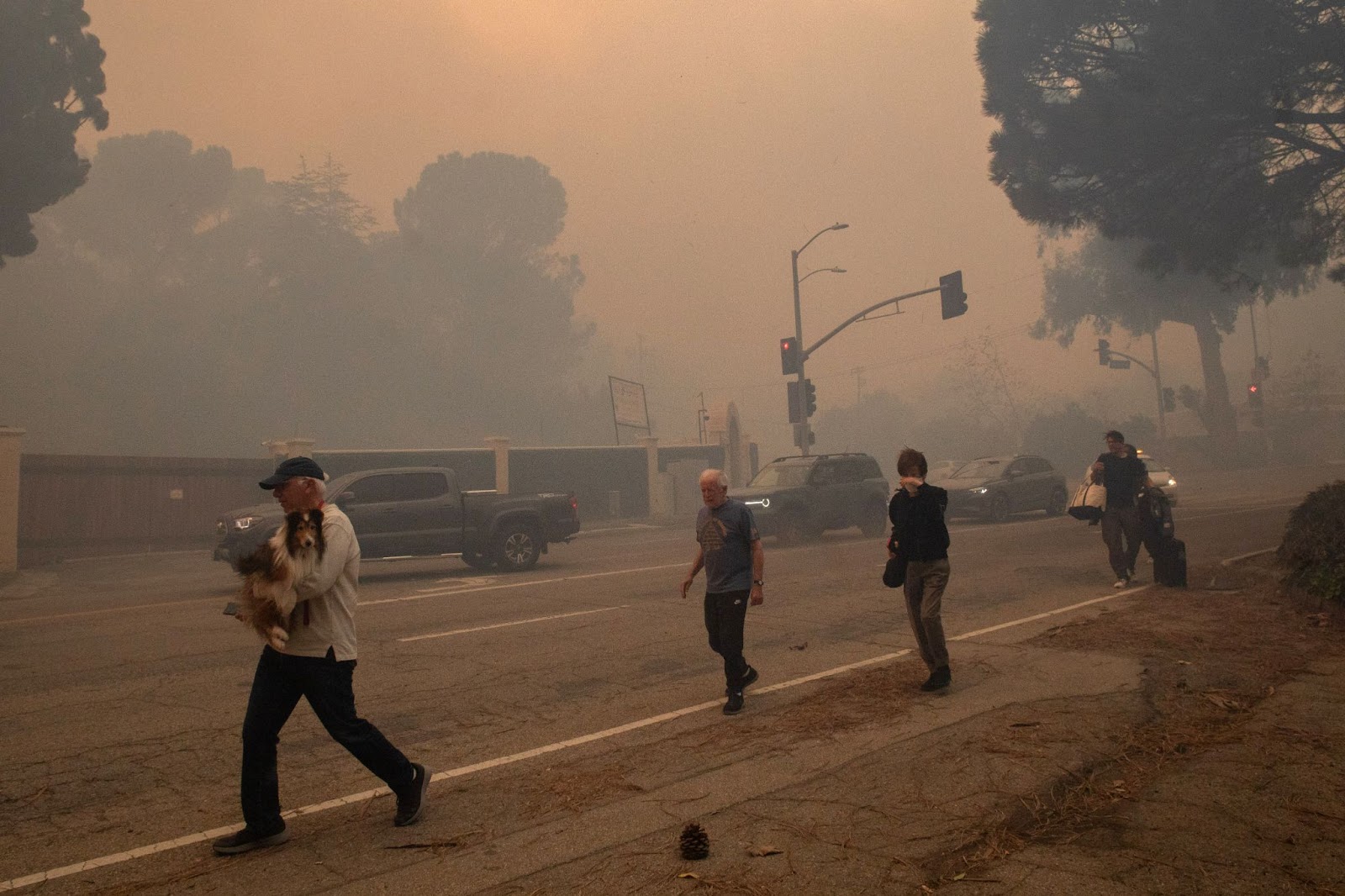 Menschen bei der Evakuierung während des Palisades-Feuers am 7. Januar 2025. | Quelle: Getty Images