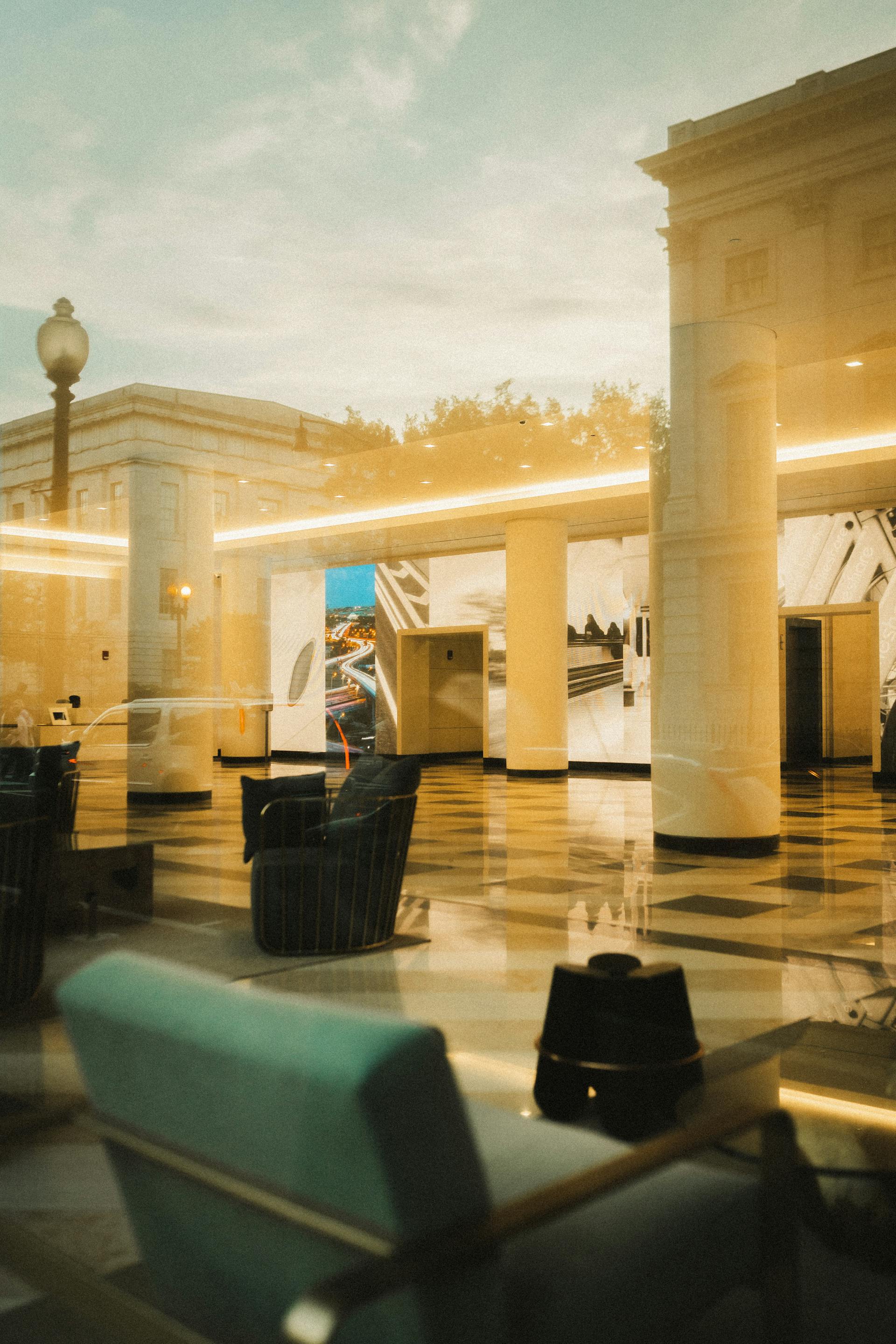 Eine Hotellobby mit Blick durch ein Fenster | Quelle: Pexels