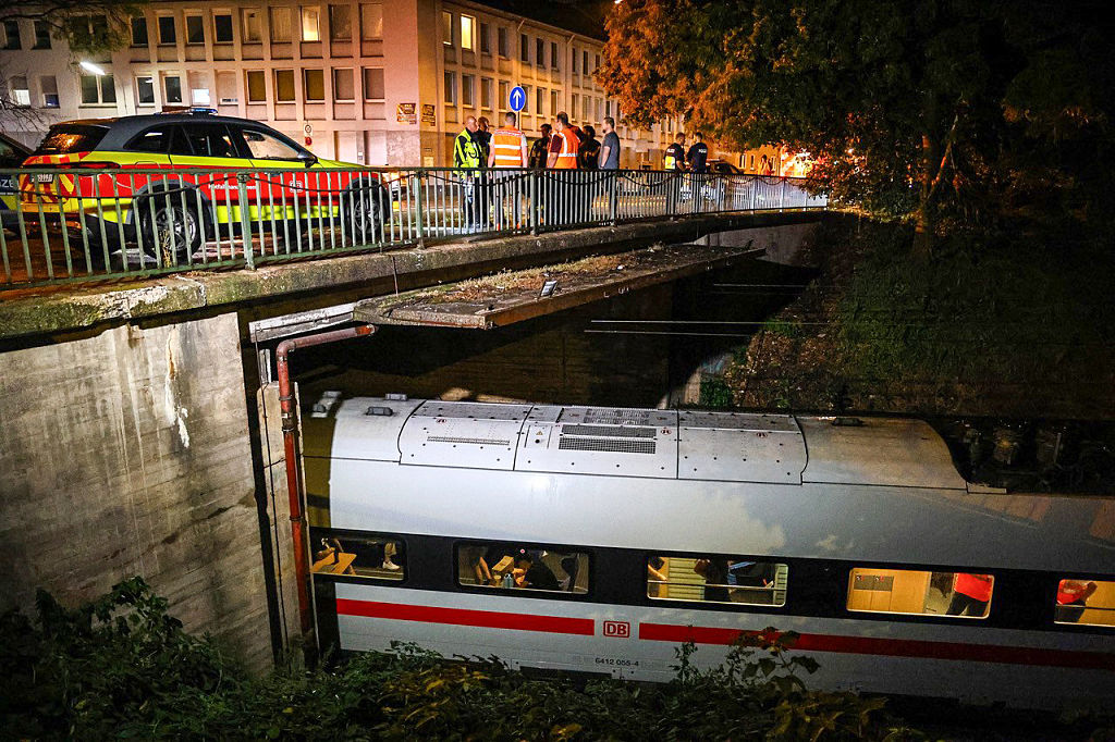 4. August 2026, Nordrhein-Westfalen, Schwelm: Ein ICE-Zug steht nach einer Beschädigung der Oberleitung unter einer Brücke in Schwelm | Quelle: Getty Images