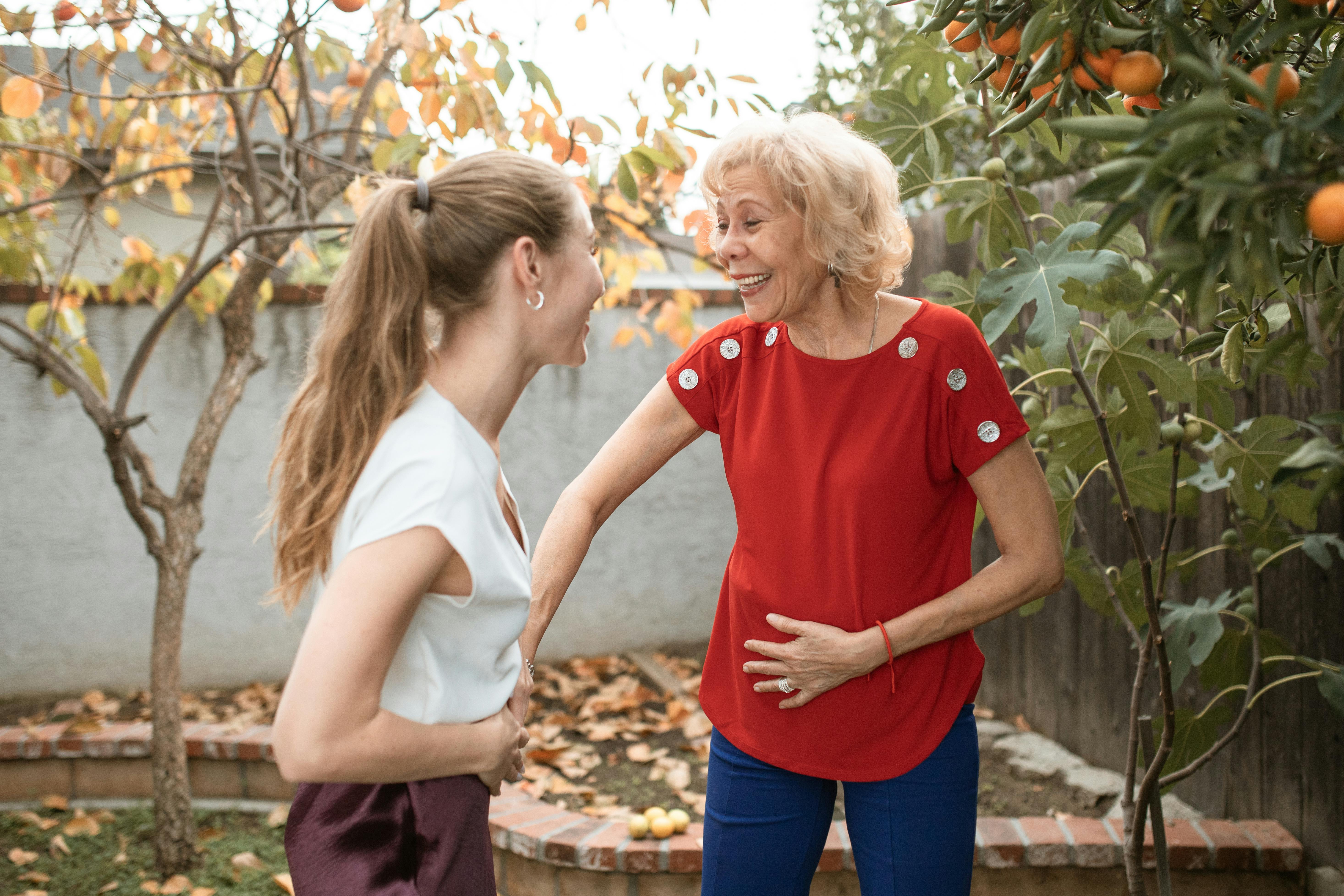 Zwei Frauen, die zusammen lachen | Quelle: Pexels