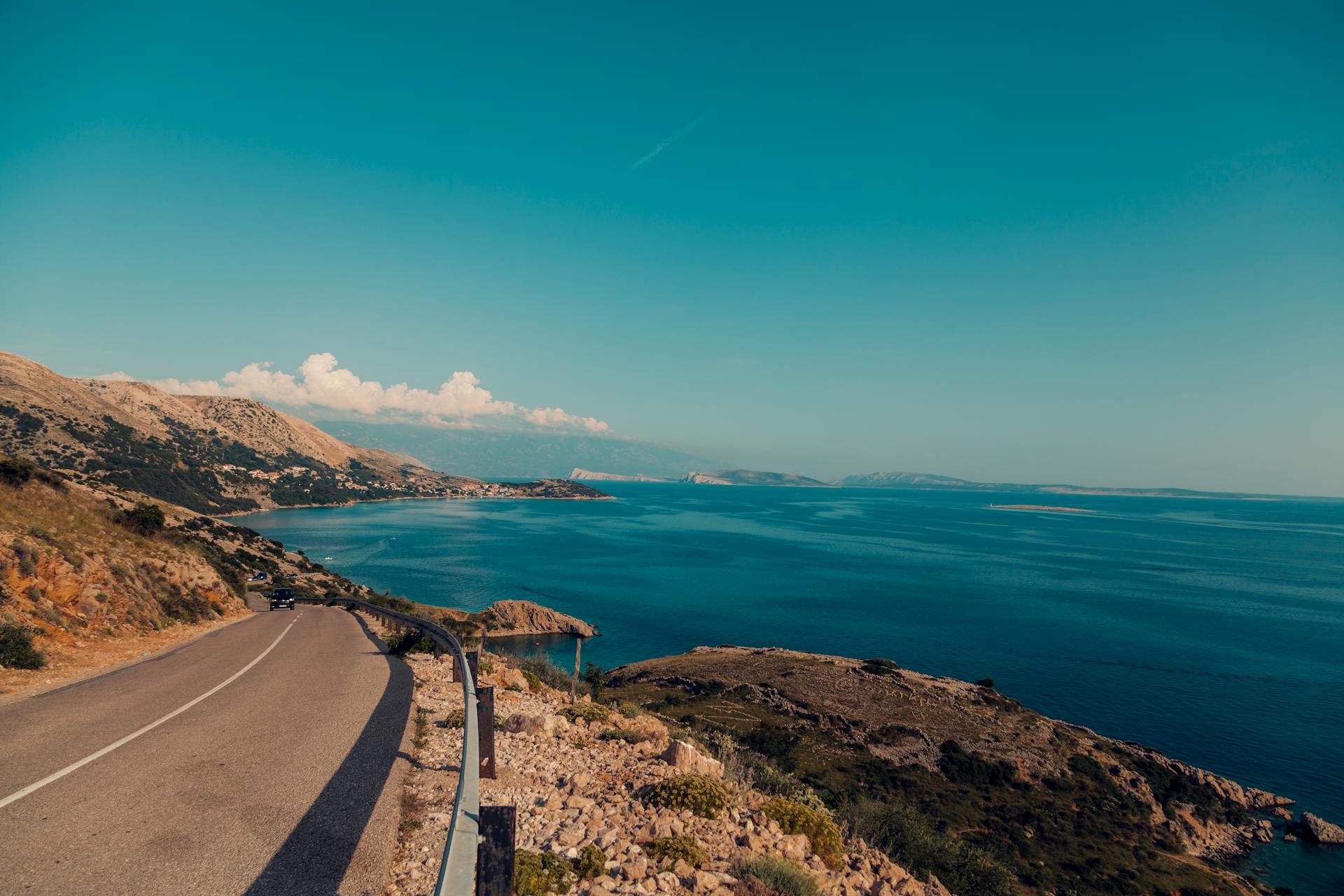 Eine Straße an der Küste | Quelle: Pexels