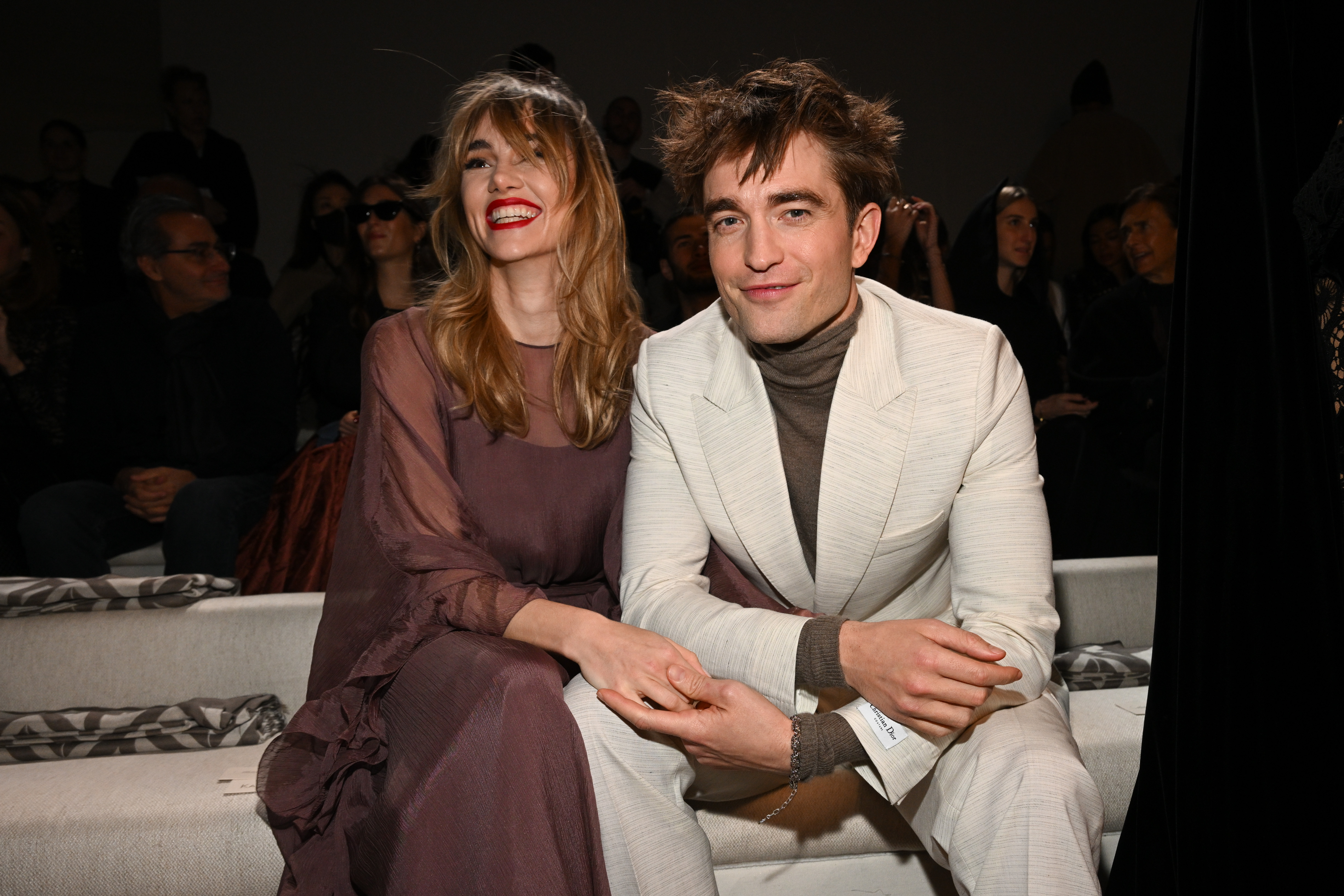 Suki Waterhouse und Robert Pattinson besuchen die Dior Fall Menswear Show in Giza, Ägypten am 03. Dezember 2022. | Quelle: Getty Images