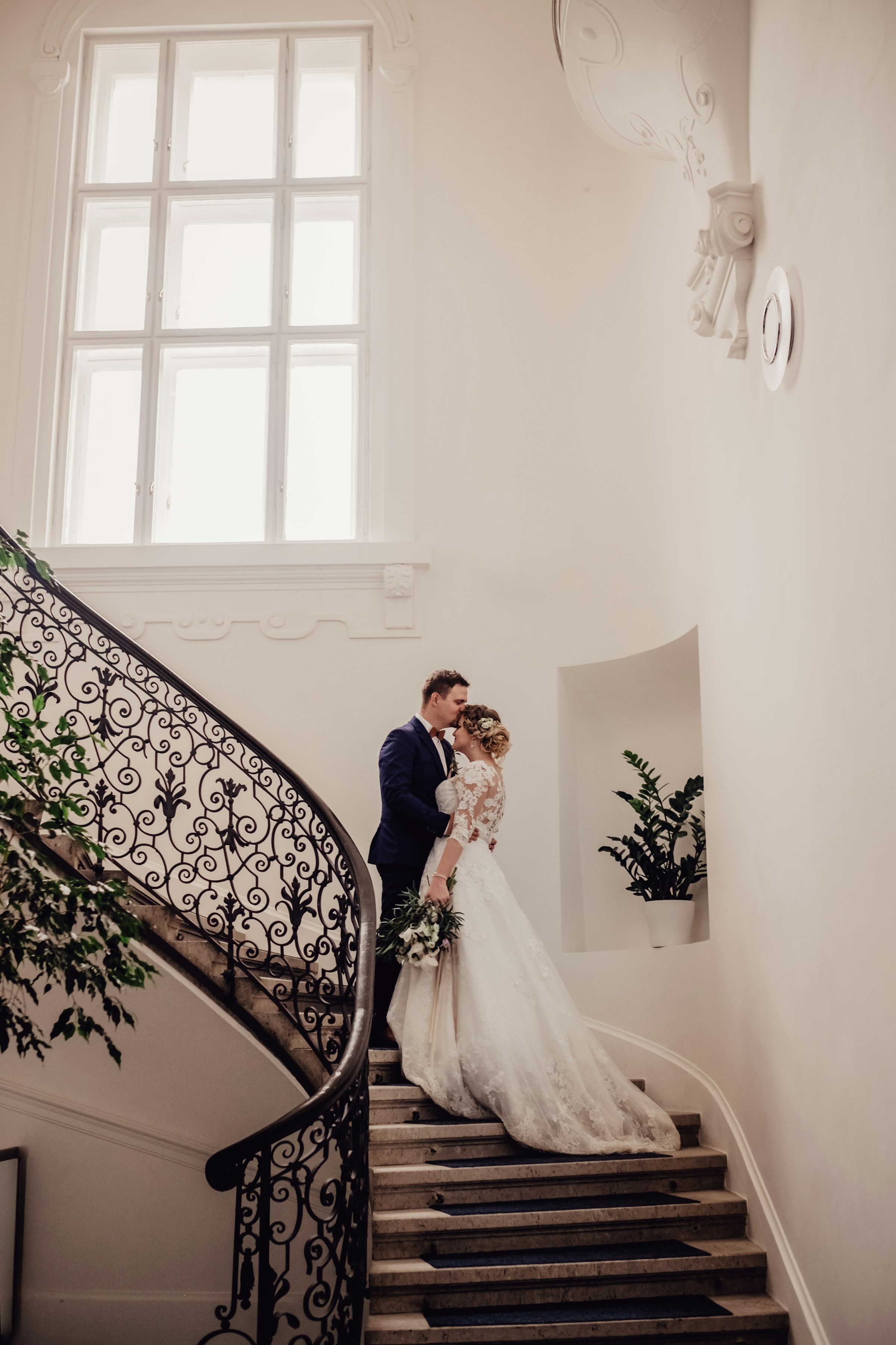 Ein Brautpaar auf einer Treppe | Quelle: Unsplash
