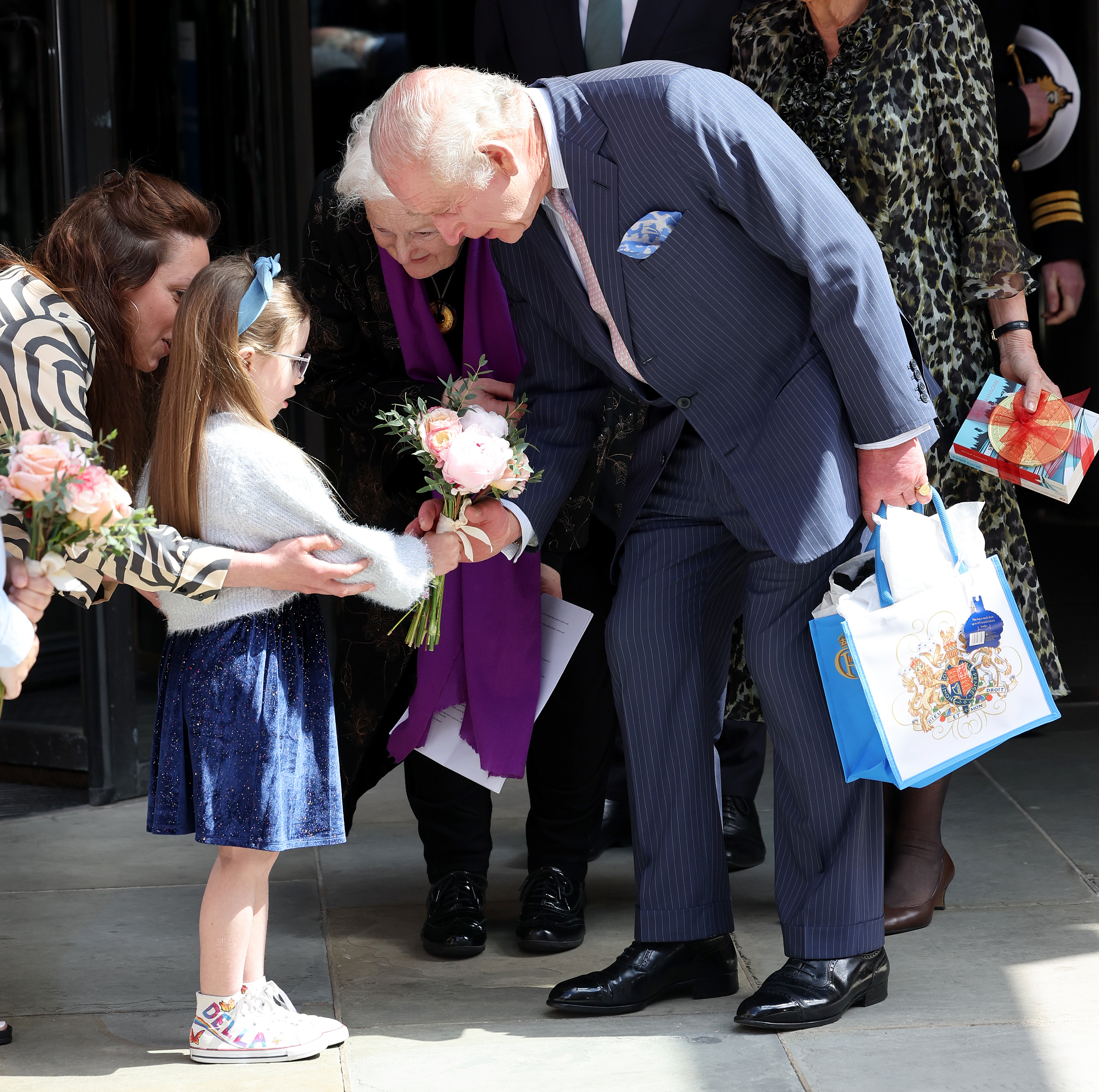 König Charles III. besucht das University College Hospital Macmillan Cancer Centre am 30. April 2024 in London, England. | Quelle: Getty Images