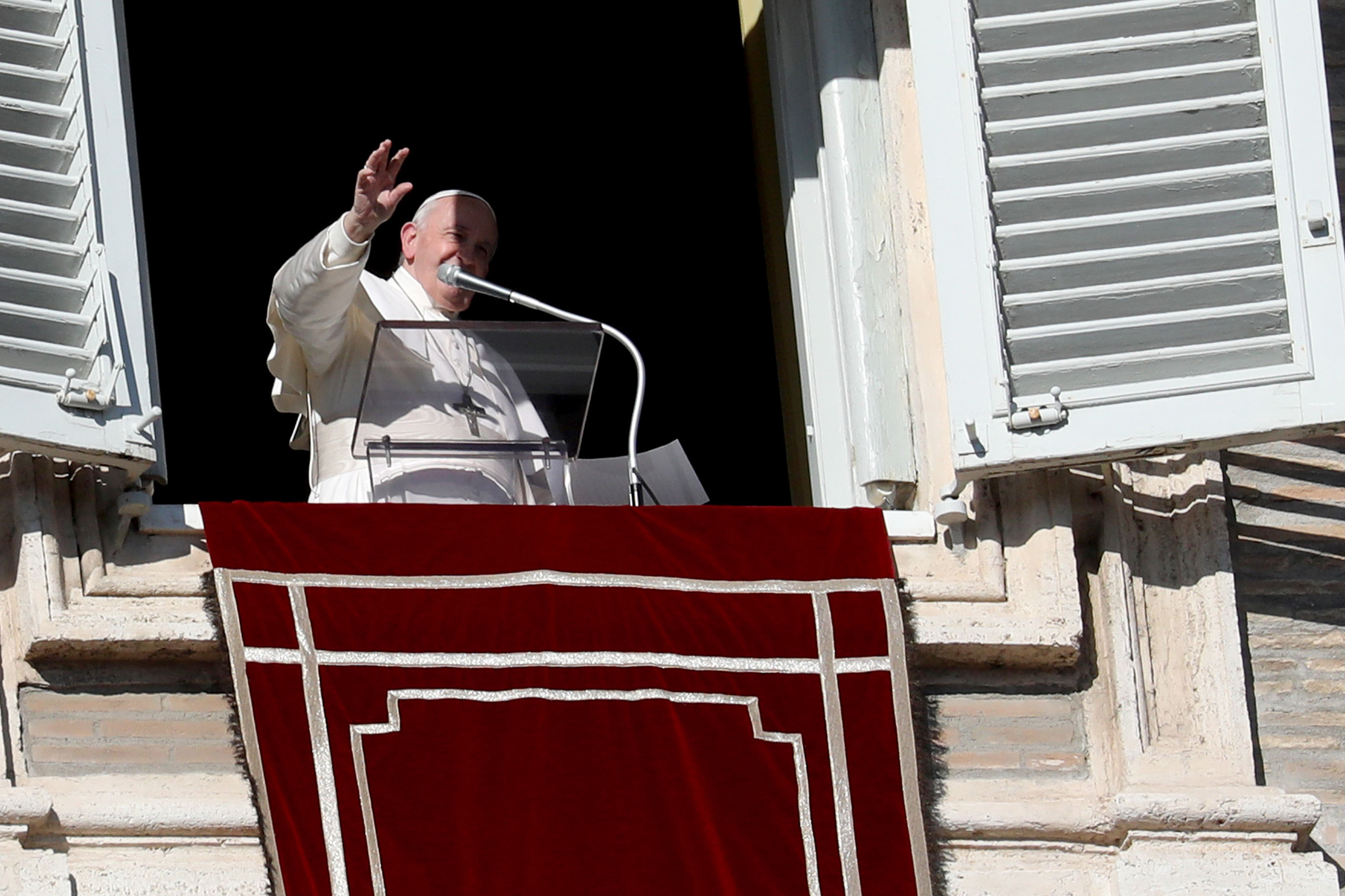 Papst Franziskus erteilt den Pilgern auf dem Petersplatz am 13. Dezember 2020 in der Vatikanstadt den Angelus-Segen aus dem Fenster seines privaten Studios. | Quelle: Getty Images