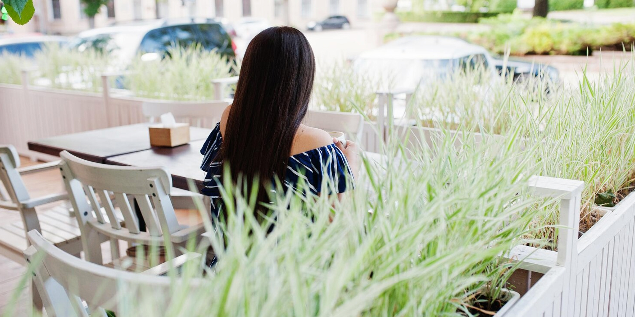 Eine Frau in einem Coffee Shop | Quelle: FreePik