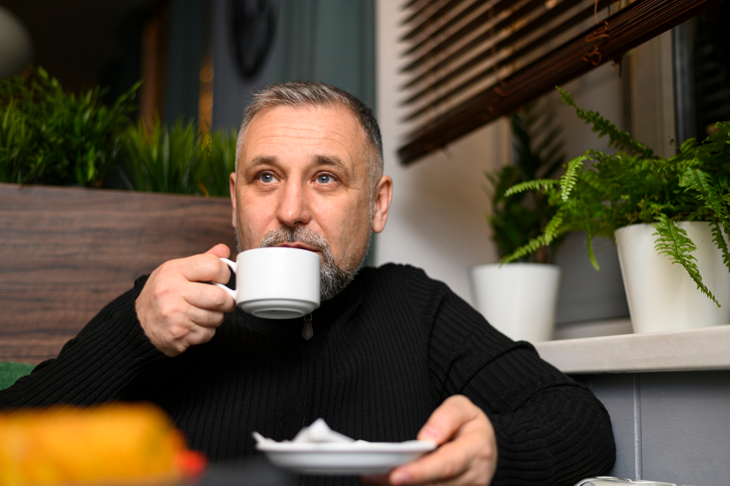 Ein besorgter Mann hält eine Keramiktasse | Quelle: Freepik