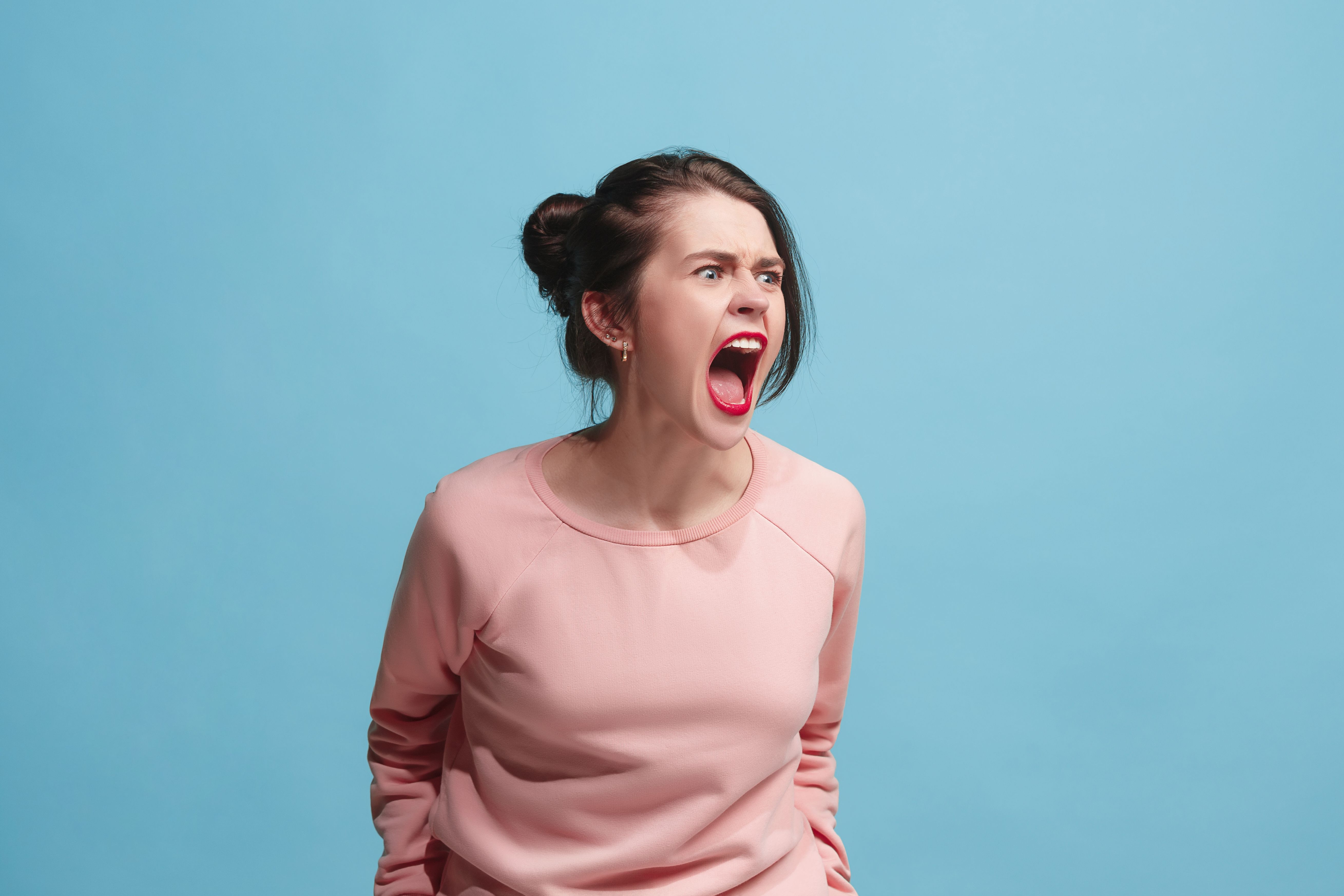 Eine wütende Frau schreit. | Quelle: Getty Images