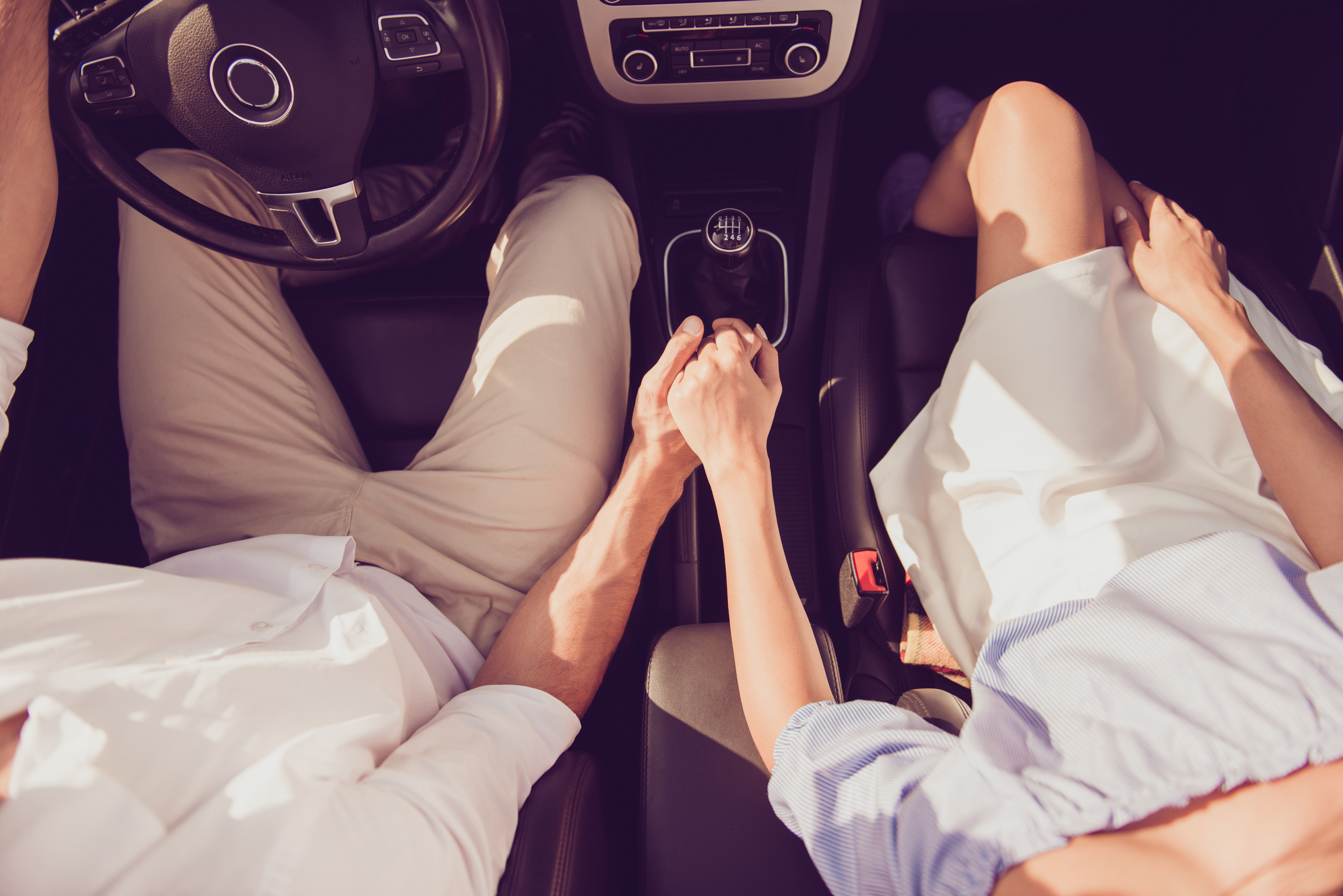 Ein Paar in einem Auto | Quelle: Shutterstock