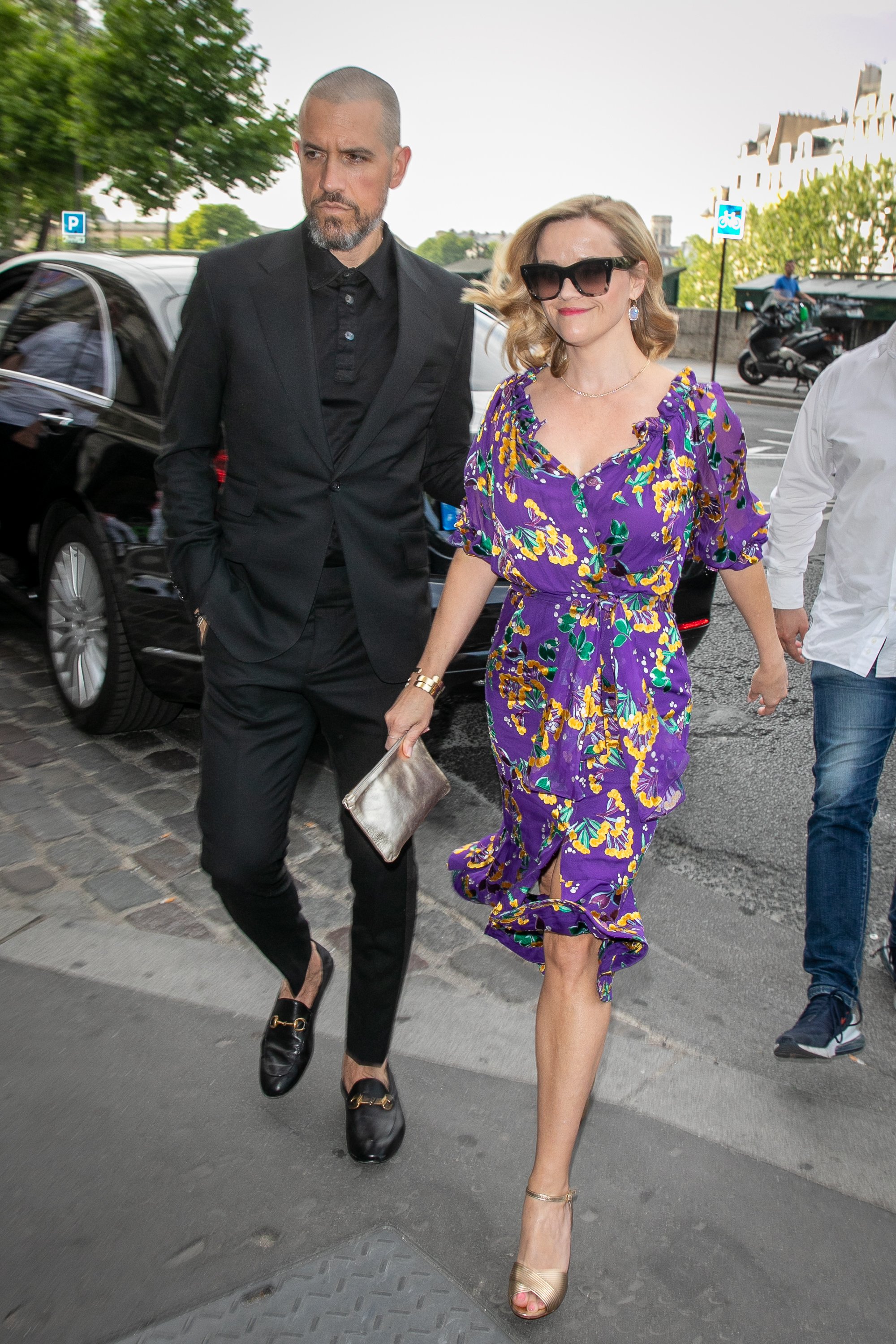 Jim Toth und die Schauspielerin Reese Witherspoon kommen am 28. Juni 2019 im Restaurant "Laperouse" in Paris, Frankreich, an. | Quelle: Getty Images