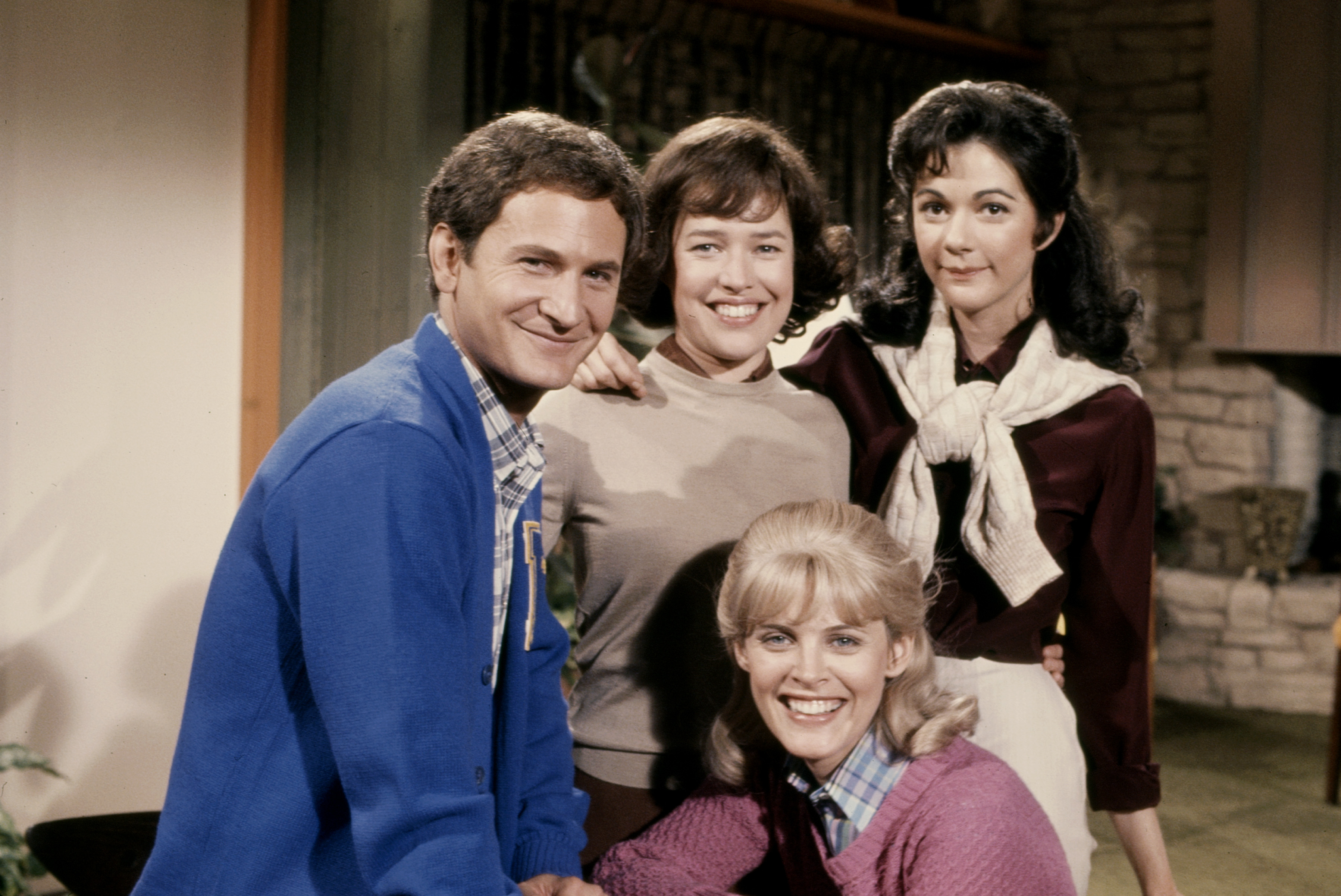 Kathy Bates und die Besetzung des ABC TV-Specials "Vanities" um 1977. | Quelle: Getty Images